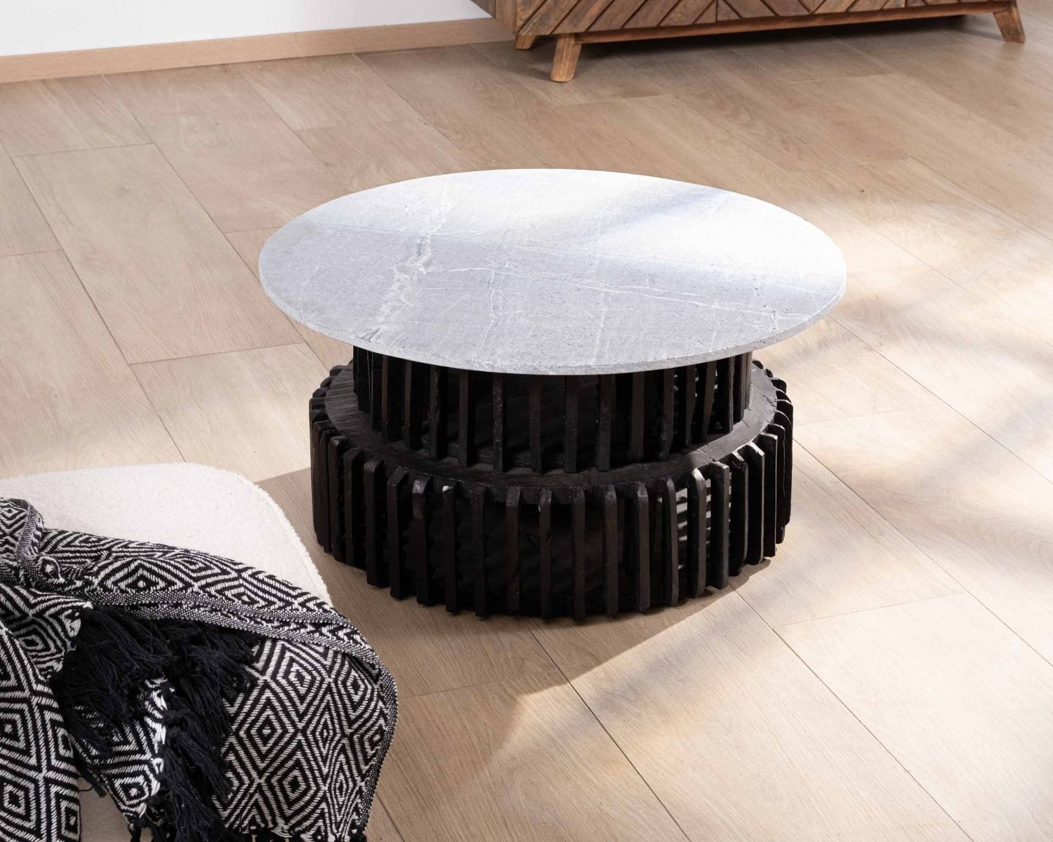Mesa de salón redonda de madera reciclada con tablero de piedra clara «nepalí»