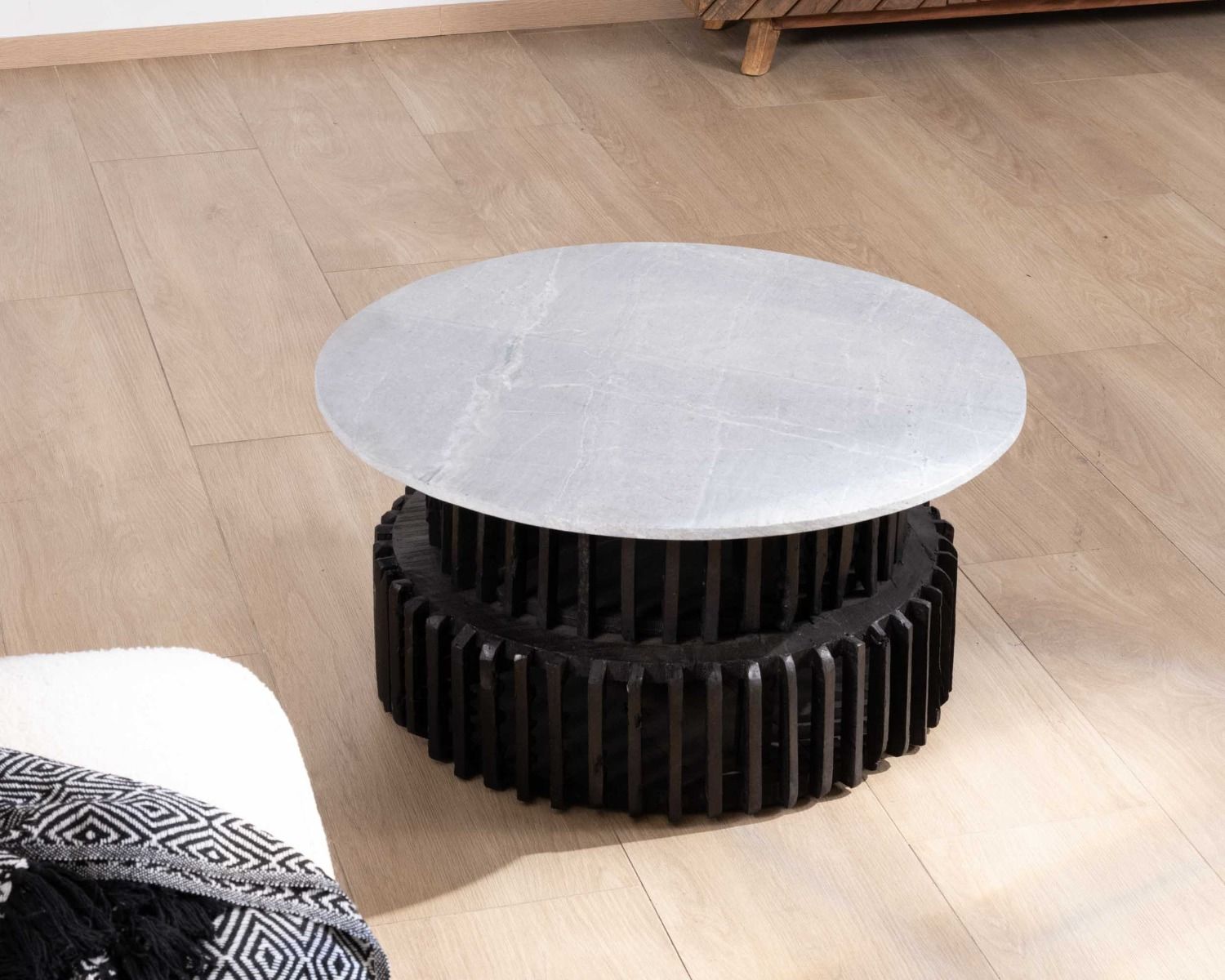 Mesa de salón redonda de madera reciclada con tablero de piedra clara «nepalí»