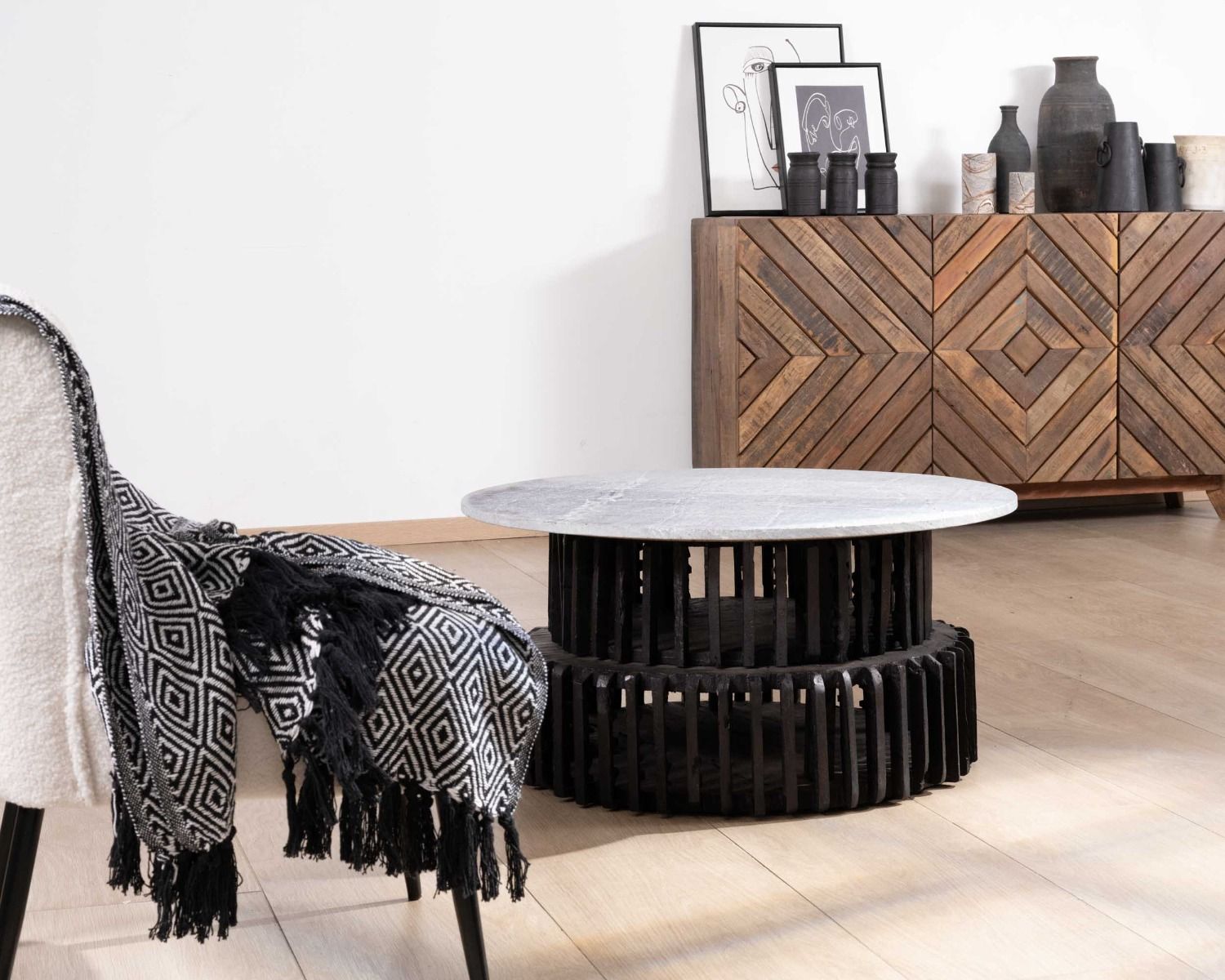 Mesa de salón redonda de madera reciclada con tablero de piedra clara «nepalí»