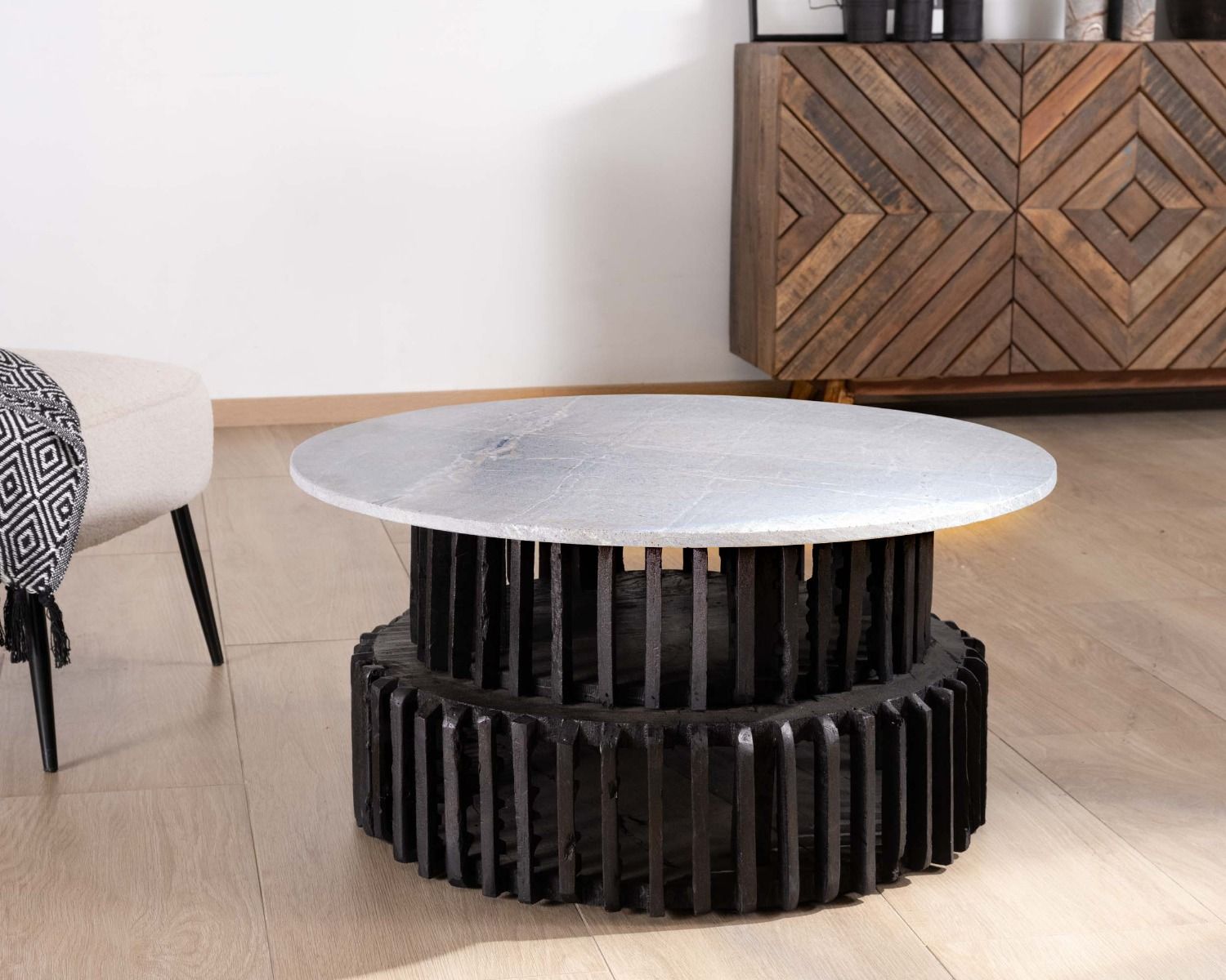 Mesa de salón redonda de madera reciclada con tablero de piedra clara «nepalí»
