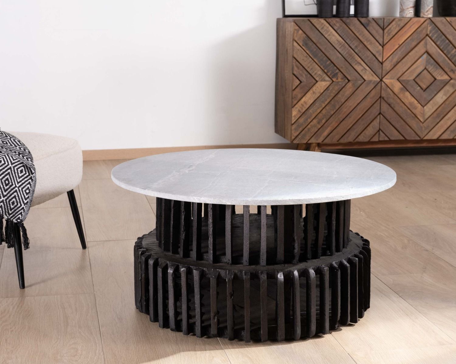 Mesa de salón redonda de madera reciclada con tablero de piedra clara «nepalí»