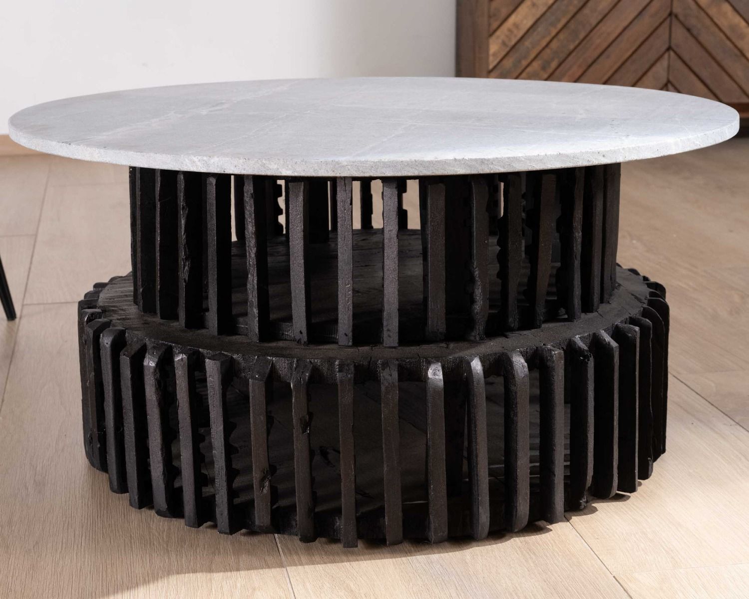 Mesa de salón redonda de madera reciclada con tablero de piedra clara «nepalí»