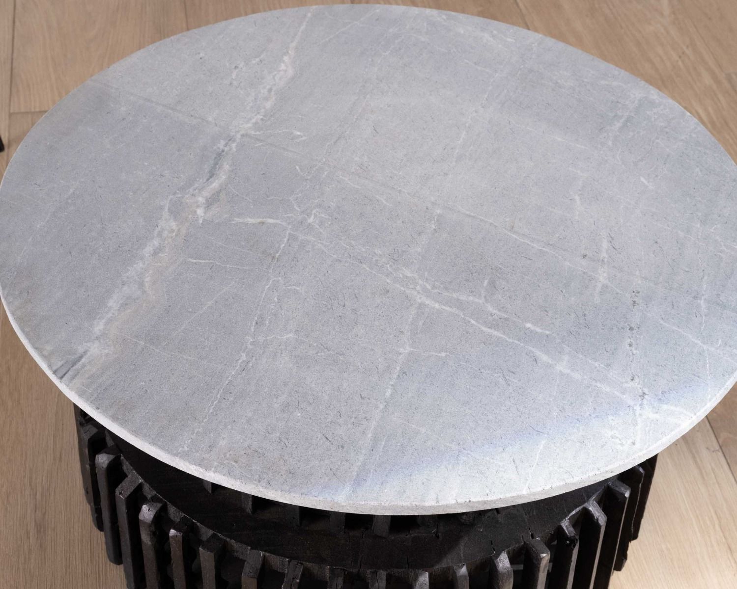 Mesa de salón redonda de madera reciclada con tablero de piedra clara «nepalí»