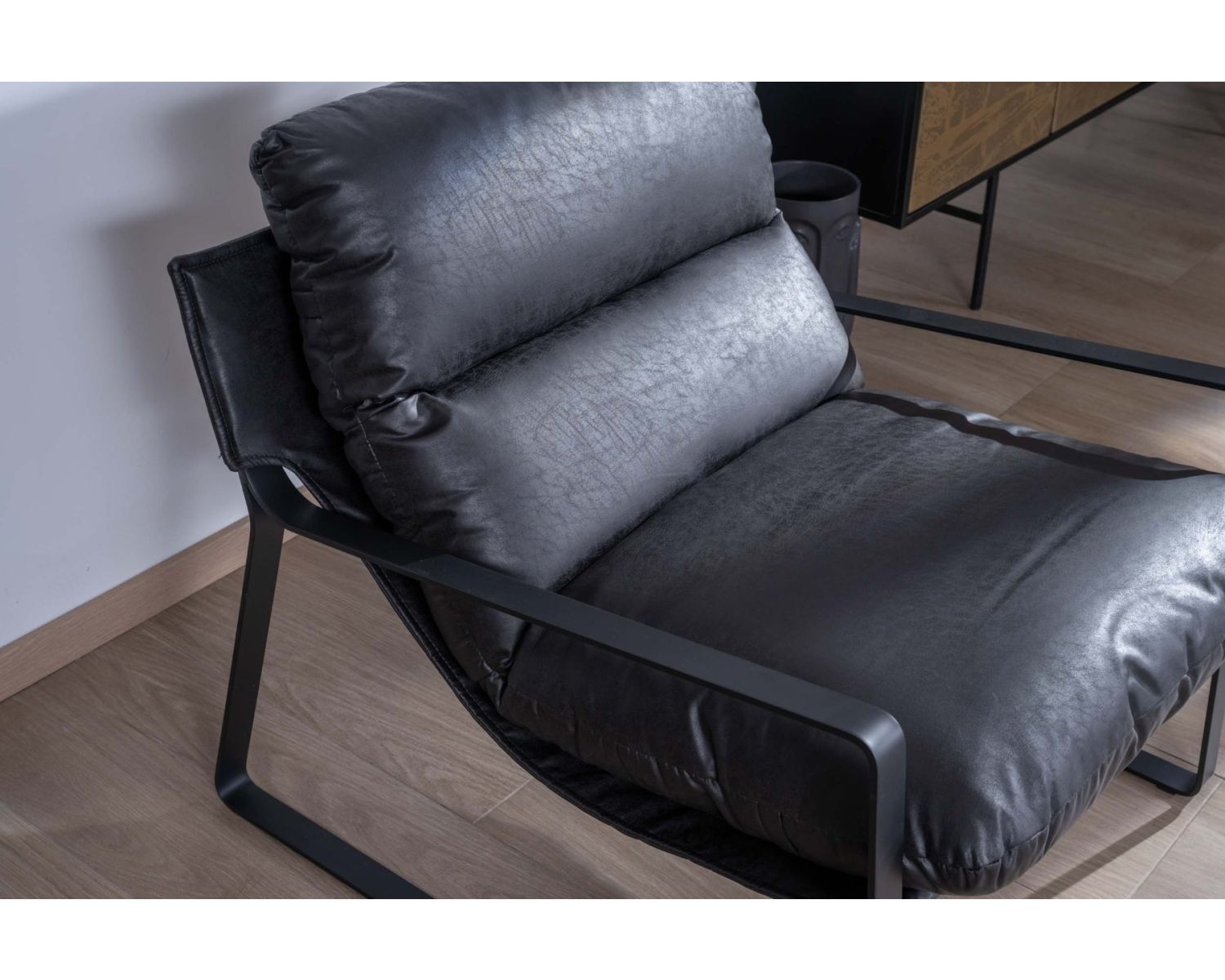 Sillón club rediseñado en tejido antracita y metal negro «Torsten»