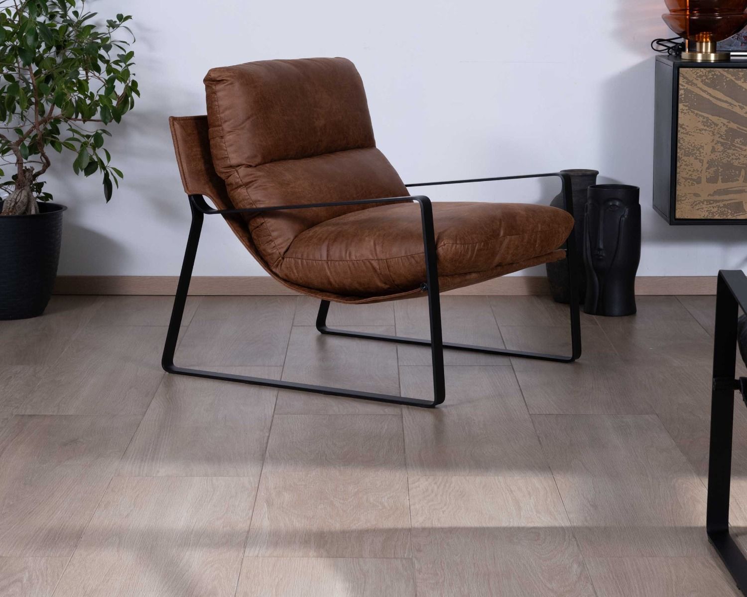 Sillón retro de tela color habano y metal negro «Torsten»