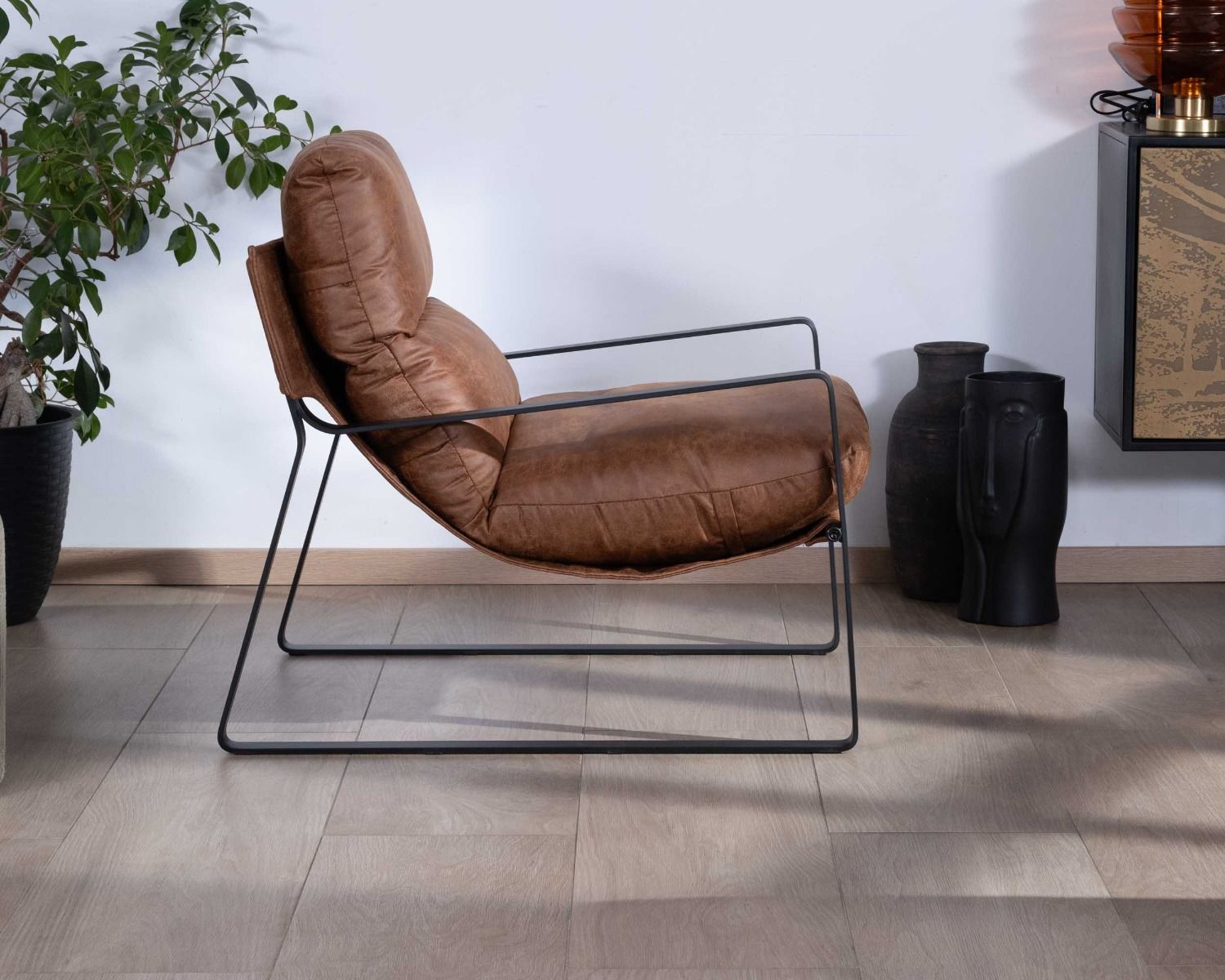 Sillón retro de tela color habano y metal negro «Torsten»