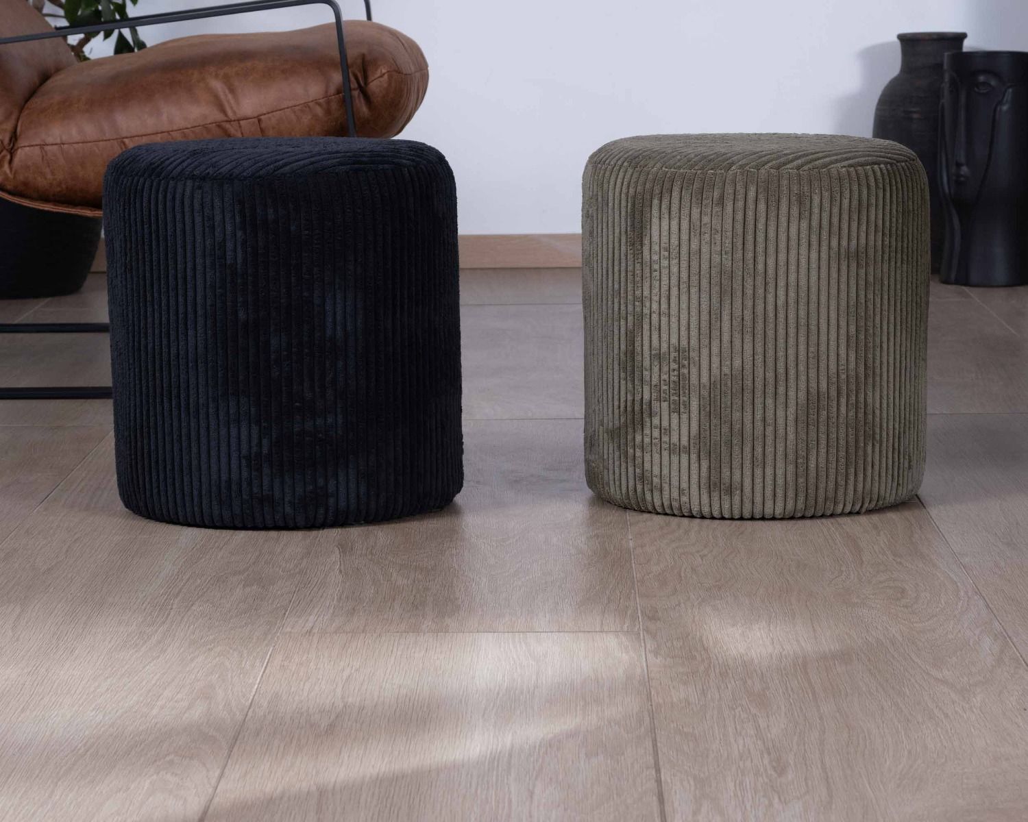 Lote de 2 pufs redondos pequeños de terciopelo acanalado de color caqui «Snaw», de 35 cm de diámetro