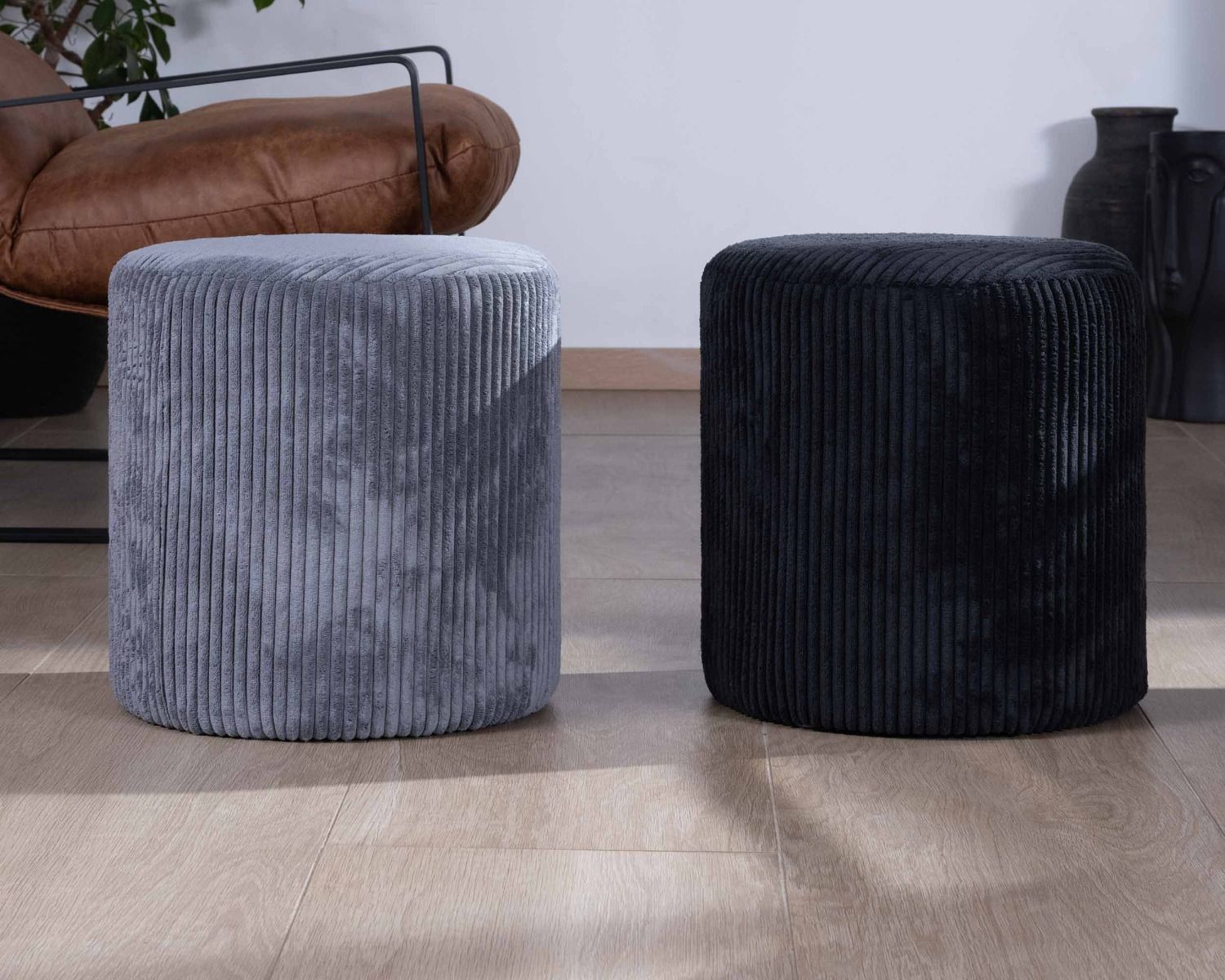 Lote de 2 pufs redondos de terciopelo acanalado gris «Snaw», de 35 cm de diámetro