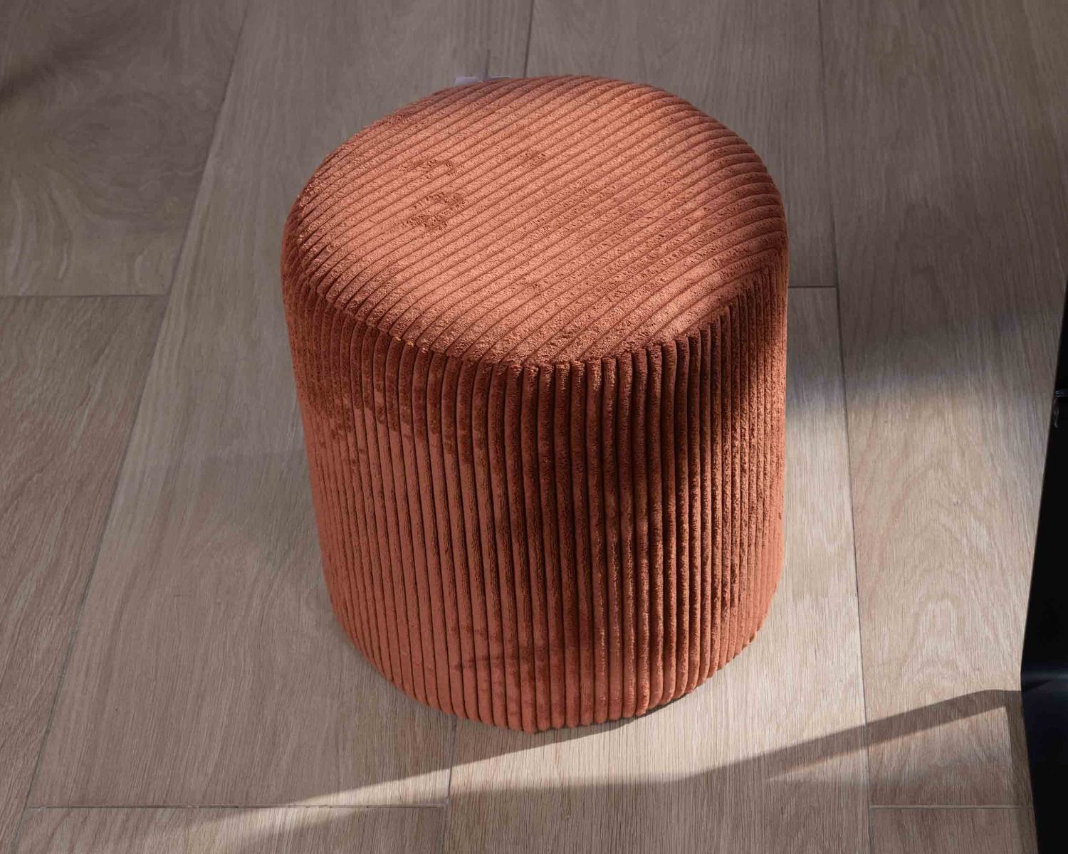 Lote de 2 pufs pequeños de color óxido, de terciopelo acanalado «Snaw», con un diámetro de 35 cm