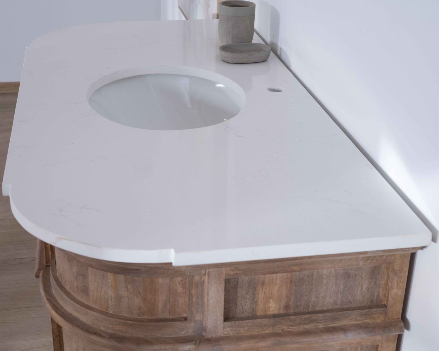 Mueble de baño con un lavabo, de madera maciza de mango y cuarzo blanco «Églantine»