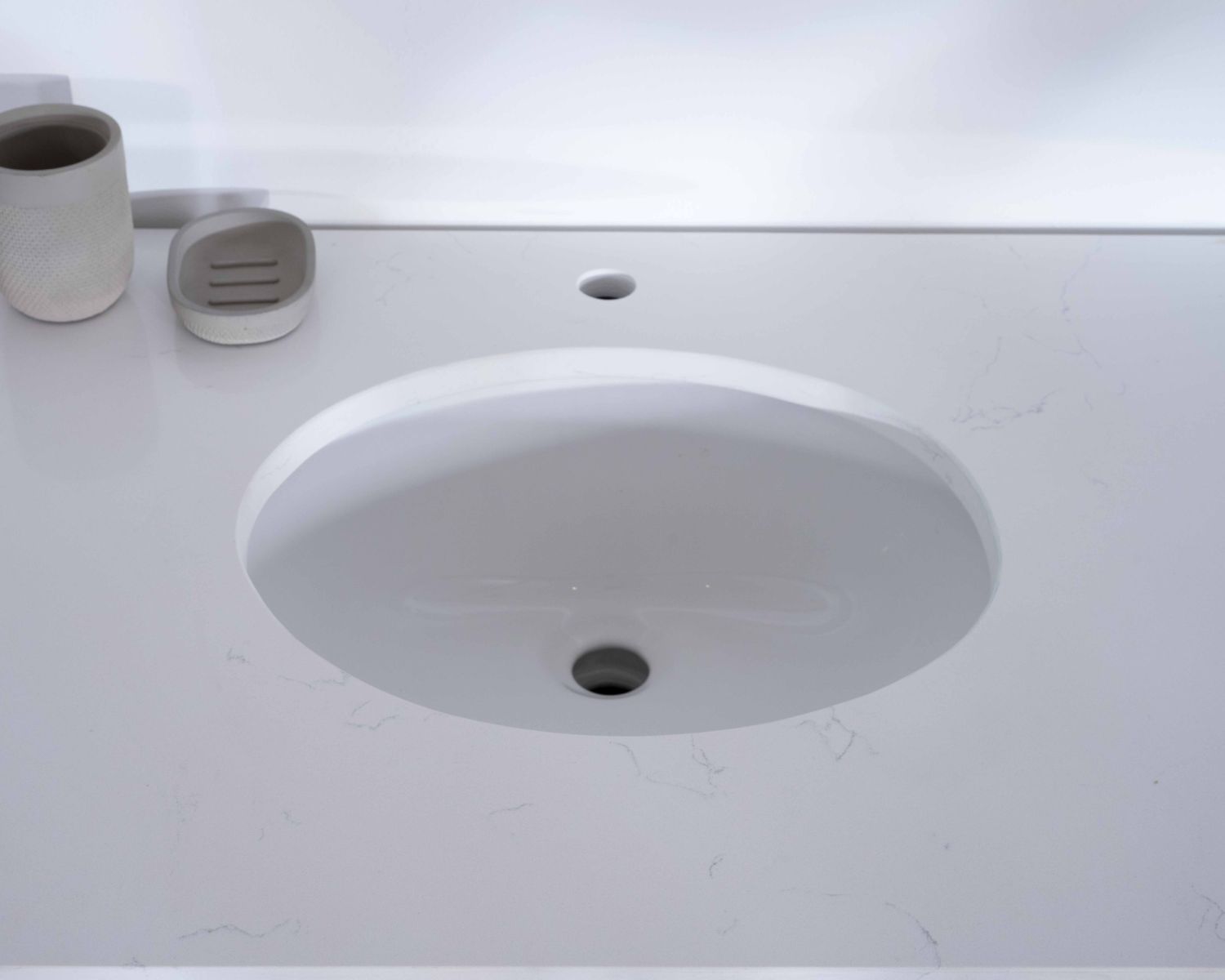 Mueble de baño con un lavabo, de madera maciza de mango y cuarzo blanco «Églantine»