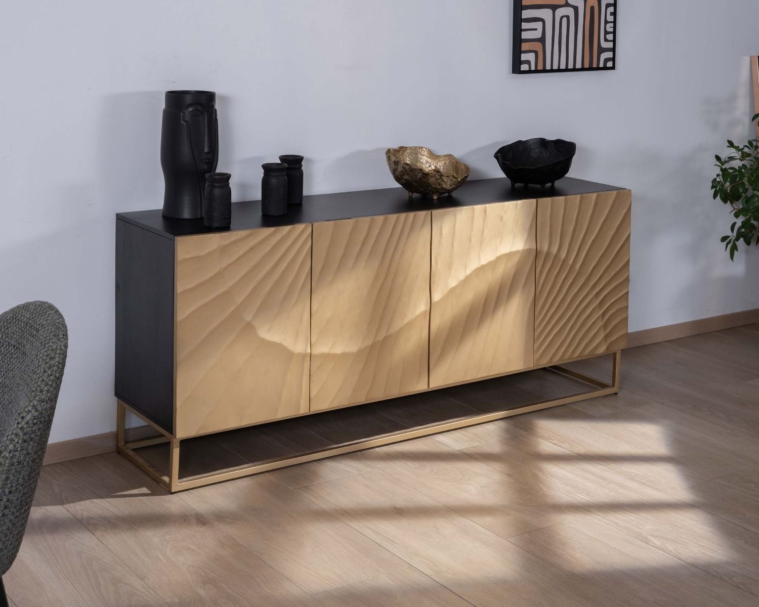 Aparador de 4 puertas dorado y negro «Pop Vintage», de metal y madera maciza