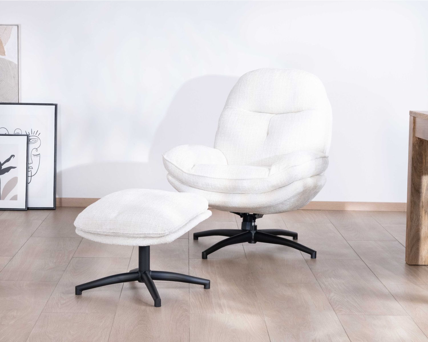 Sillón vintage con puf de tela blanca ultrasuave «Branson»
