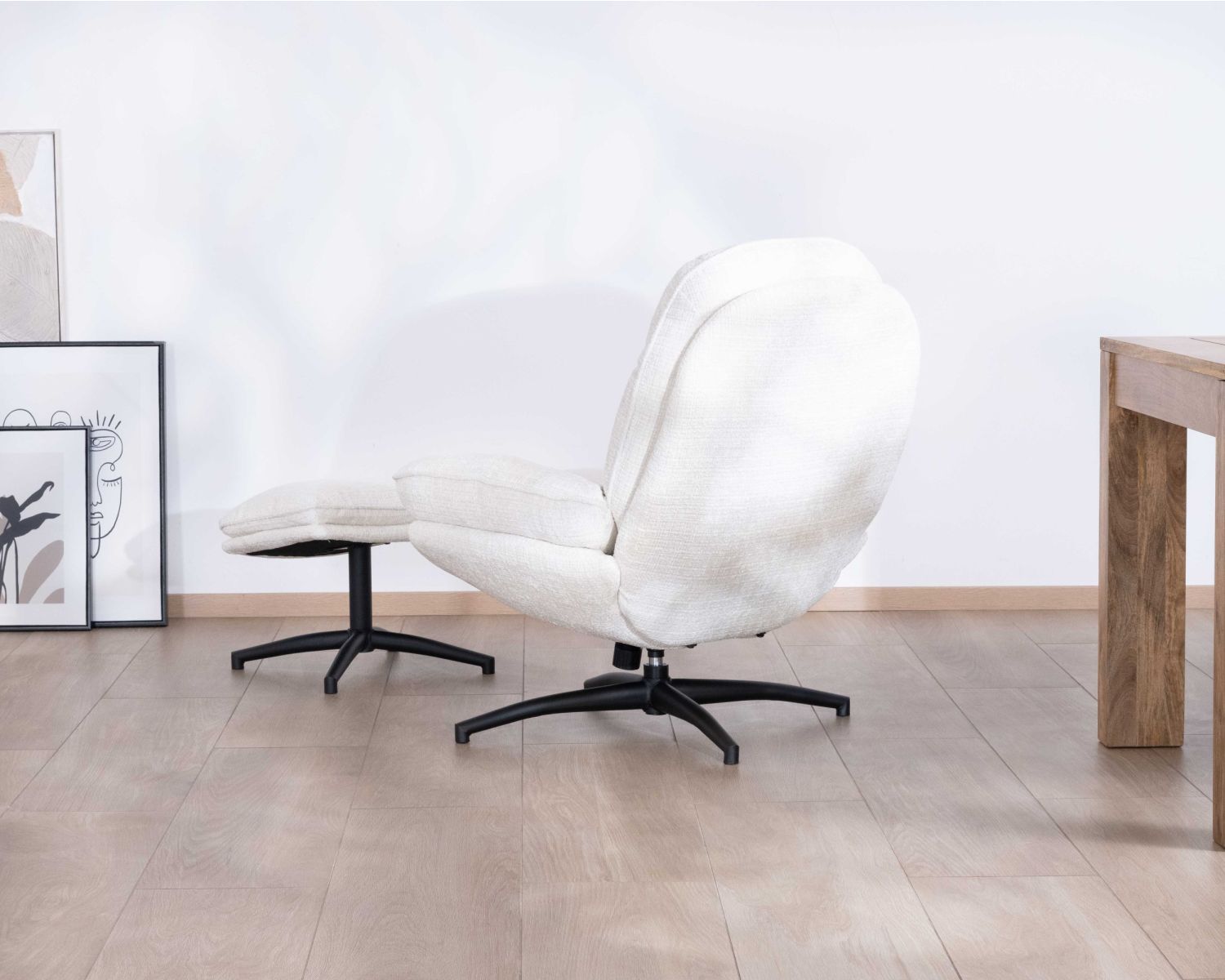 Sillón vintage con puf de tela blanca ultrasuave «Branson»