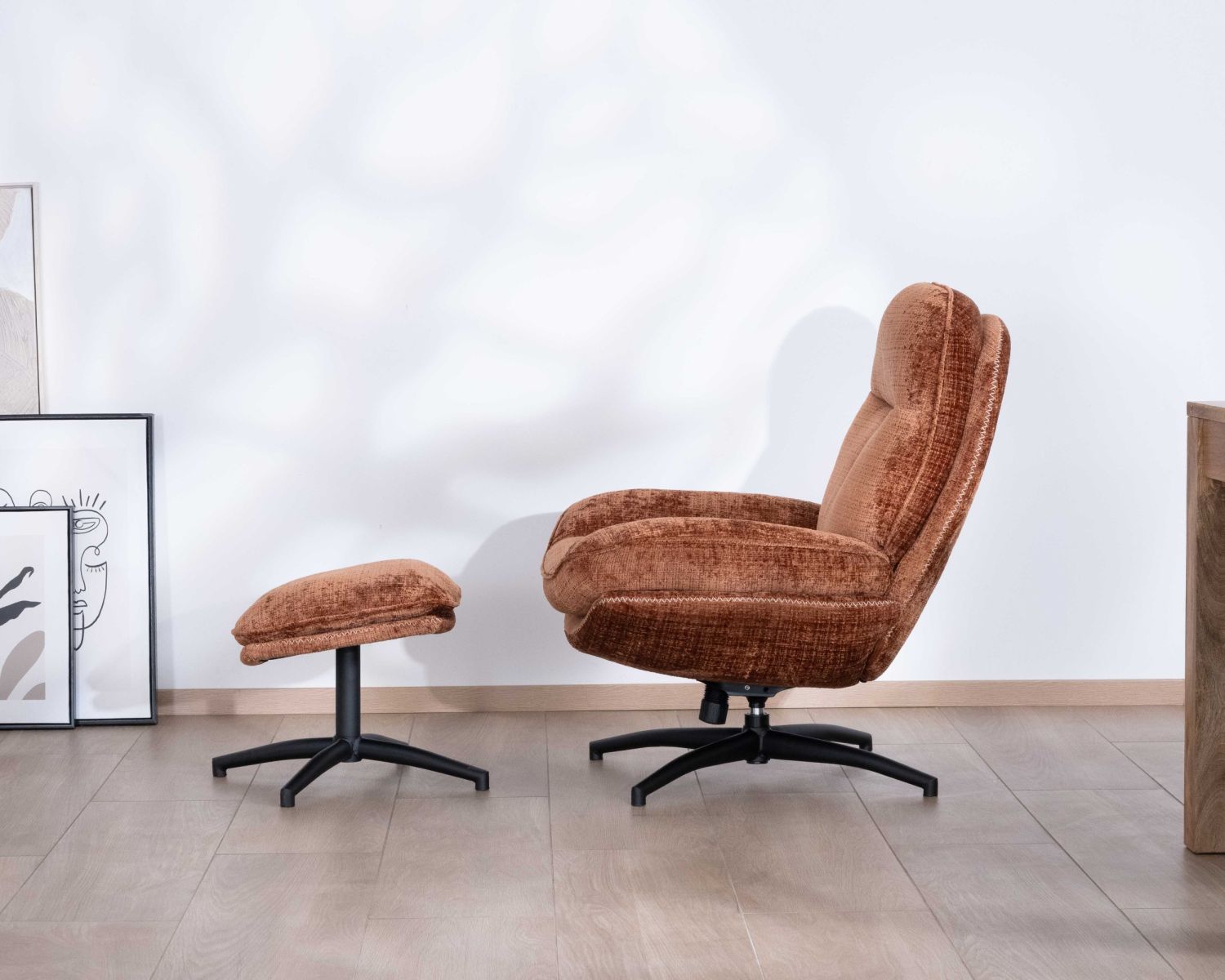Sillón de relajación con puf de tela suave color terracota «Branson», giratorio 360°