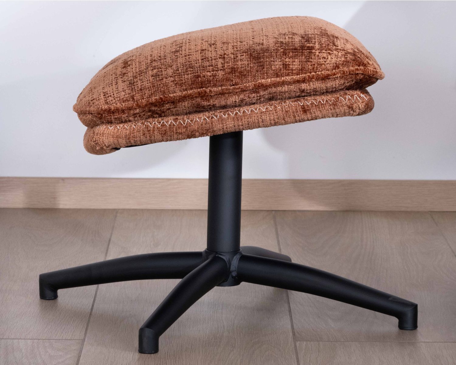 Sillón de relajación con puf de tela suave color terracota «Branson», giratorio 360°
