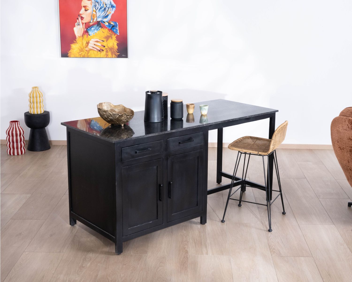 Isla de cocina negra con zona de comedor «Grand Chef» de madera de mango y granito