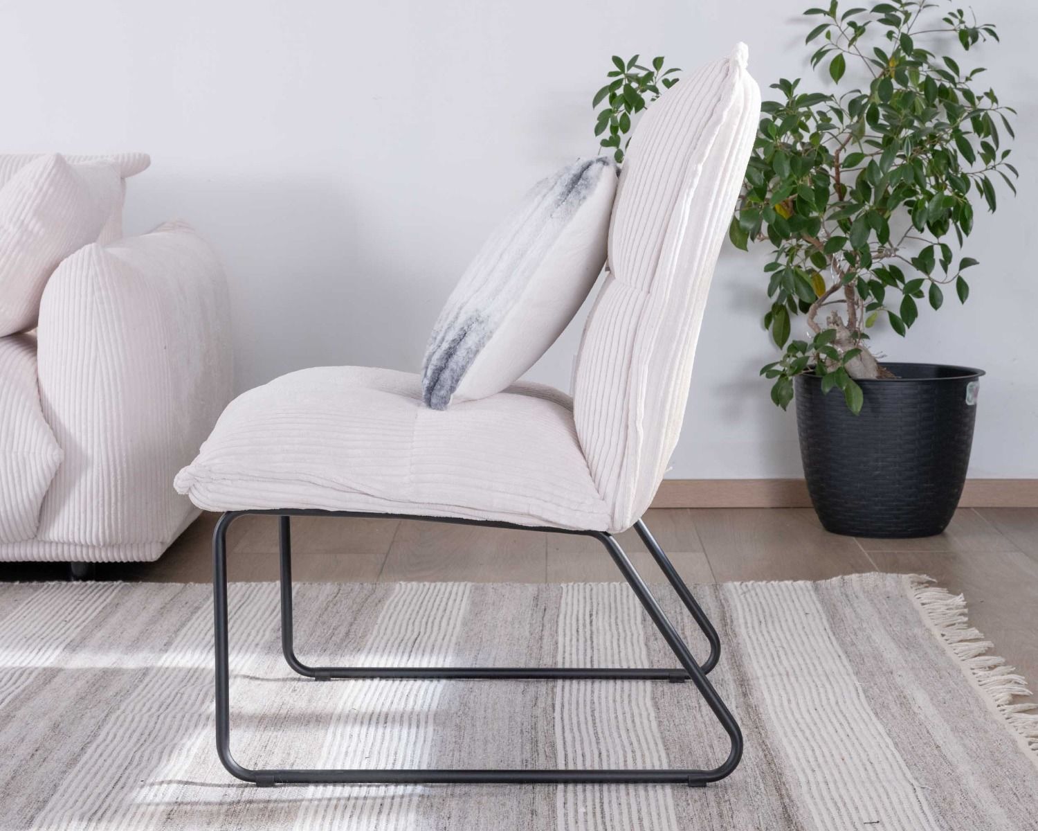 Lote de 2 sillones sin reposabrazos de terciopelo acanalado blanco «Calvin» con patas de metal