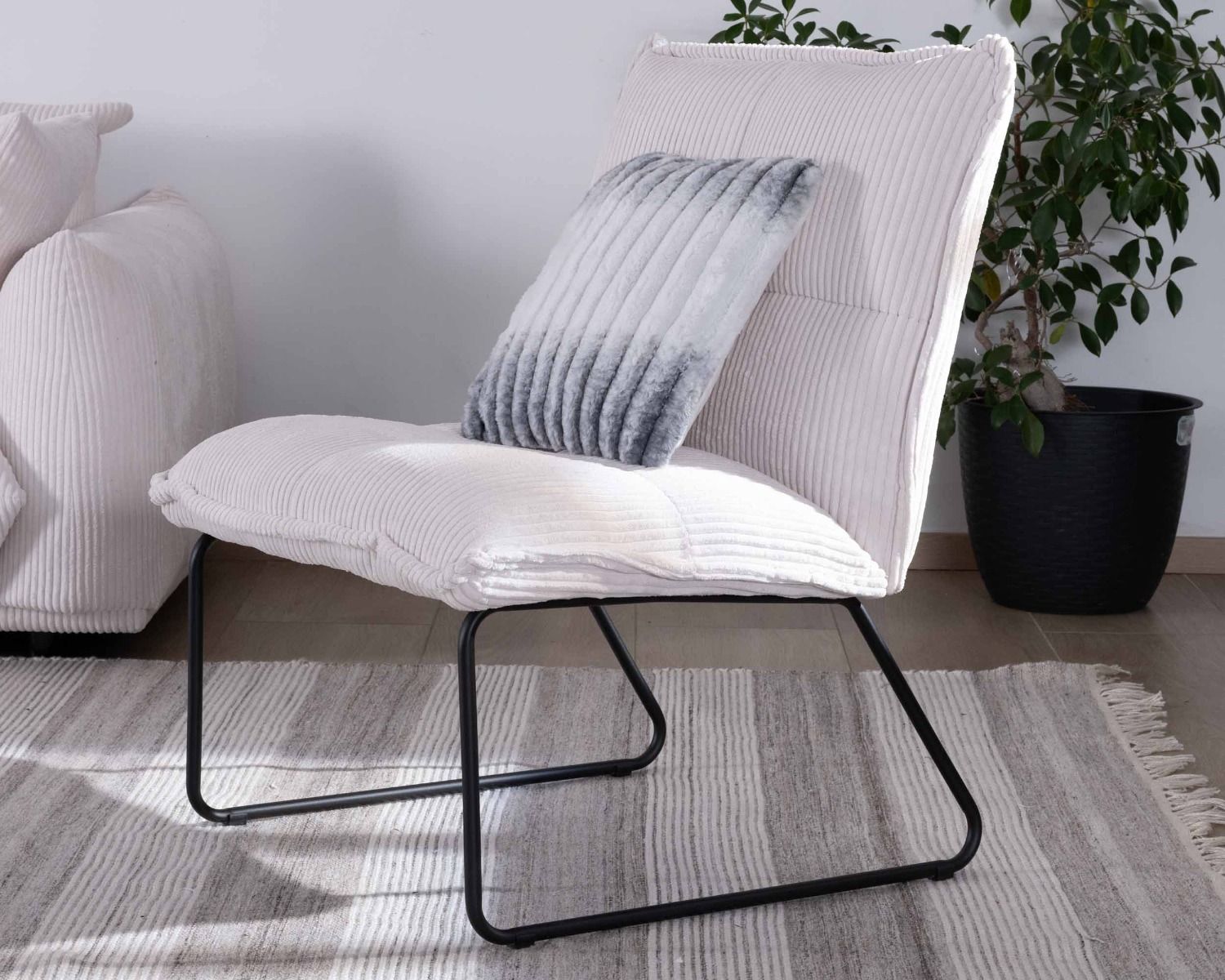 Lote de 2 sillones sin reposabrazos de terciopelo acanalado blanco «Calvin» con patas de metal