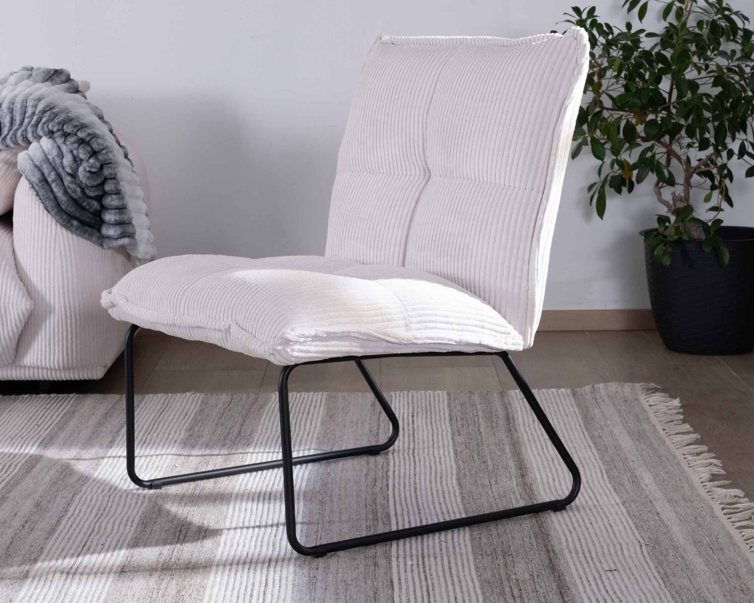 Lote de 2 sillones sin reposabrazos de terciopelo acanalado blanco «Calvin» con patas de metal