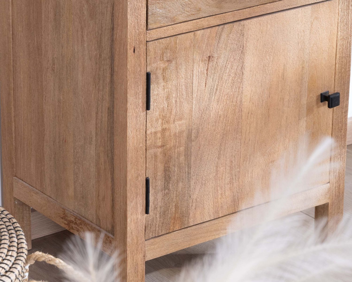 Estantería con puertas de cristal de madera maciza de mango «Maestro»