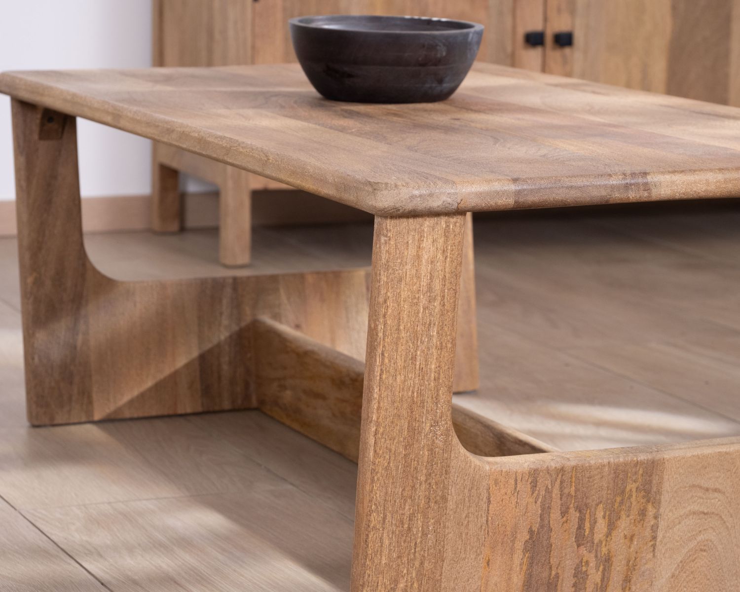 Mesa de salón de líneas sencillas en madera de mango natural «Maestro», 110 cm