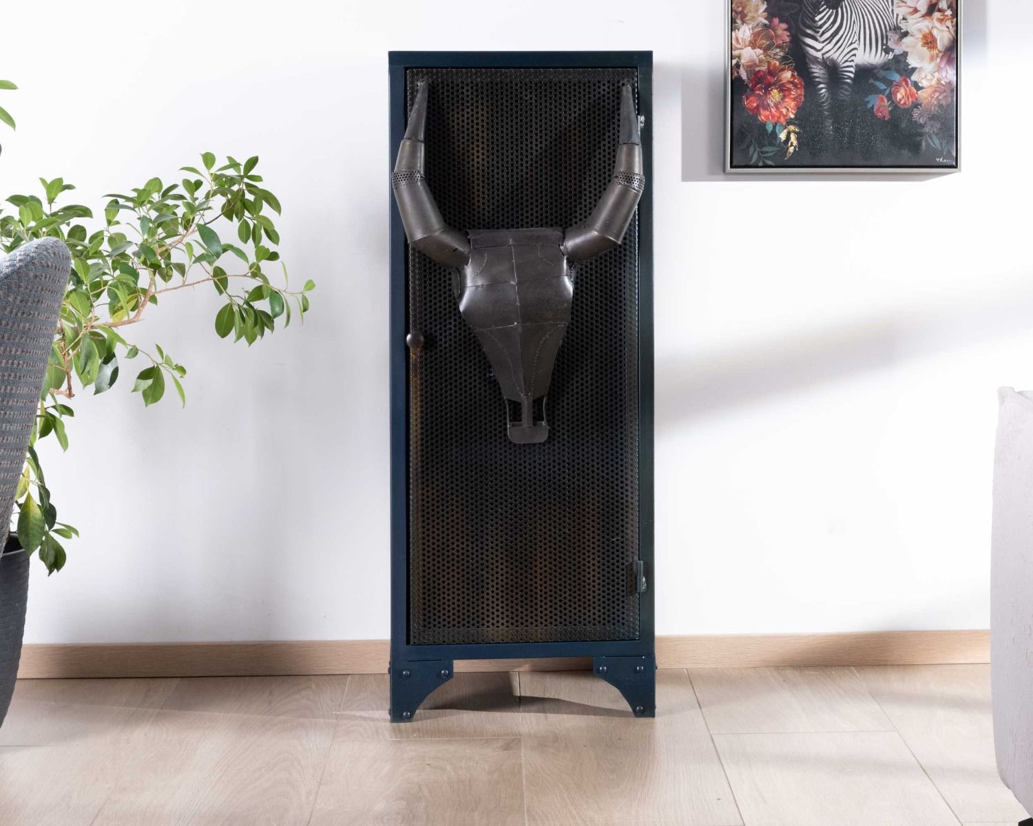 Mueble de almacenamiento de metal con frente con relieve de cabeza de toro «Crazy»