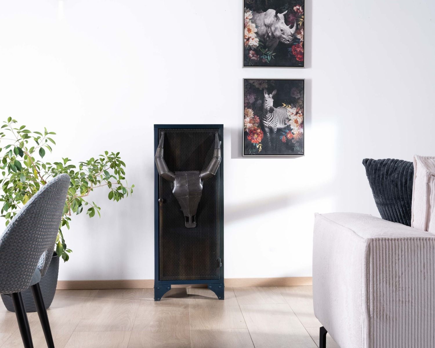 Mueble de almacenamiento de metal con frente con relieve de cabeza de toro «Crazy»