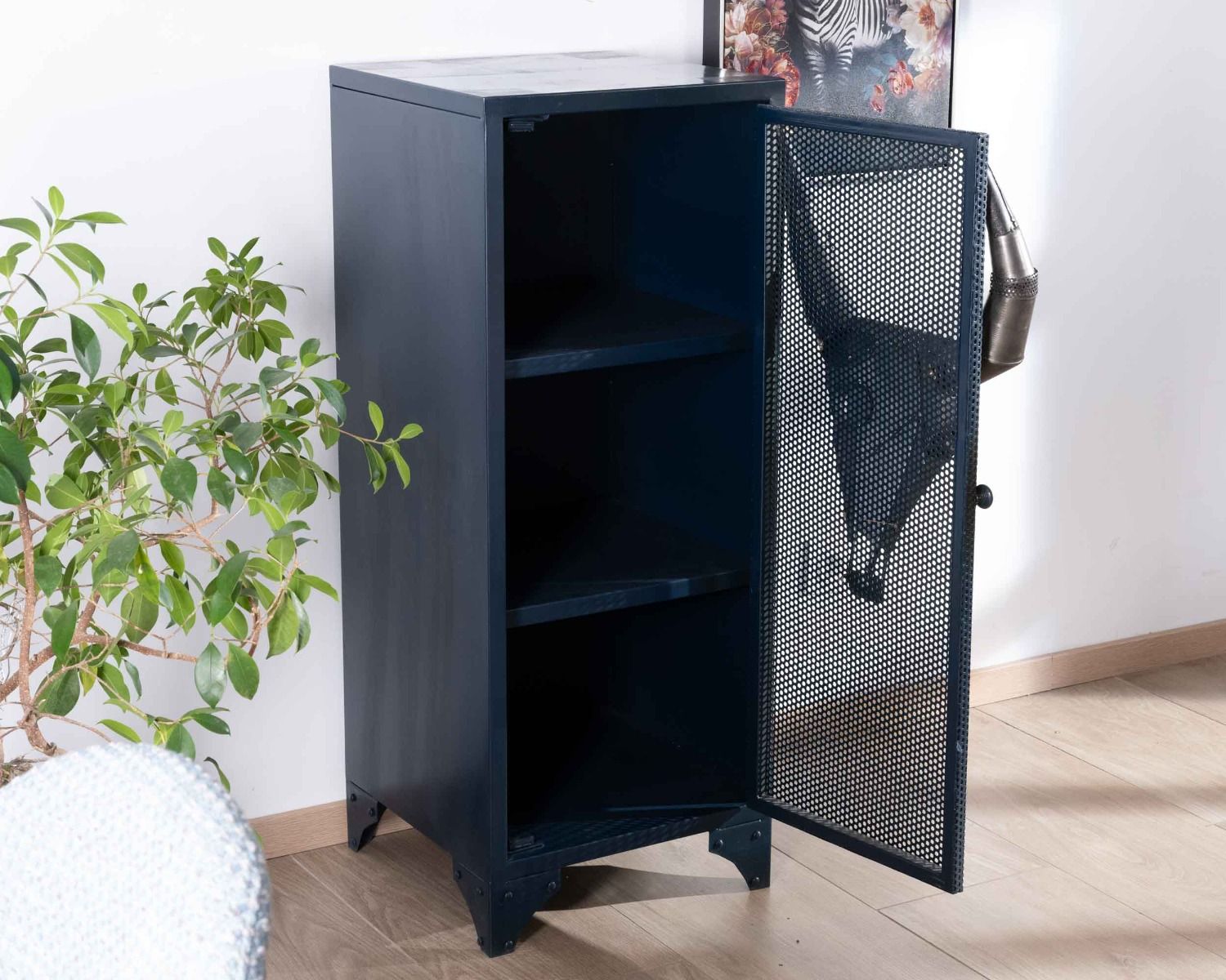 Mueble de almacenamiento de metal con frente con relieve de cabeza de toro «Crazy»