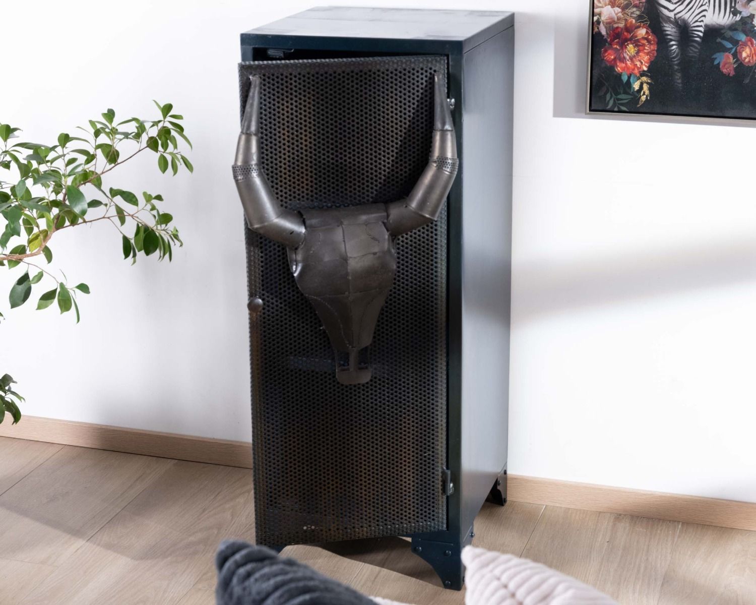 Mueble de almacenamiento de metal con frente con relieve de cabeza de toro «Crazy»