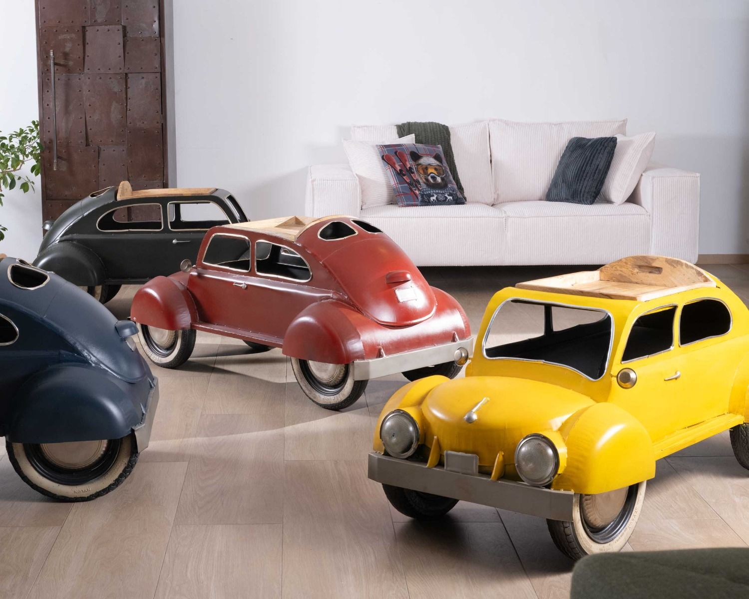 Insólita mesa de salón con forma de coche vintage amarillo «Crazy»