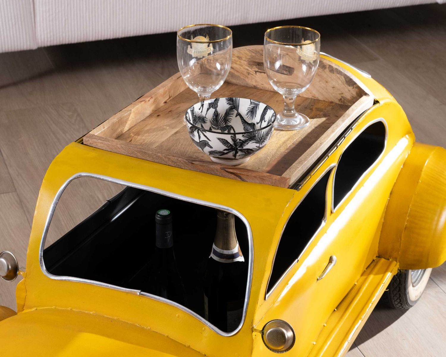 Insólita mesa de salón con forma de coche vintage amarillo «Crazy»