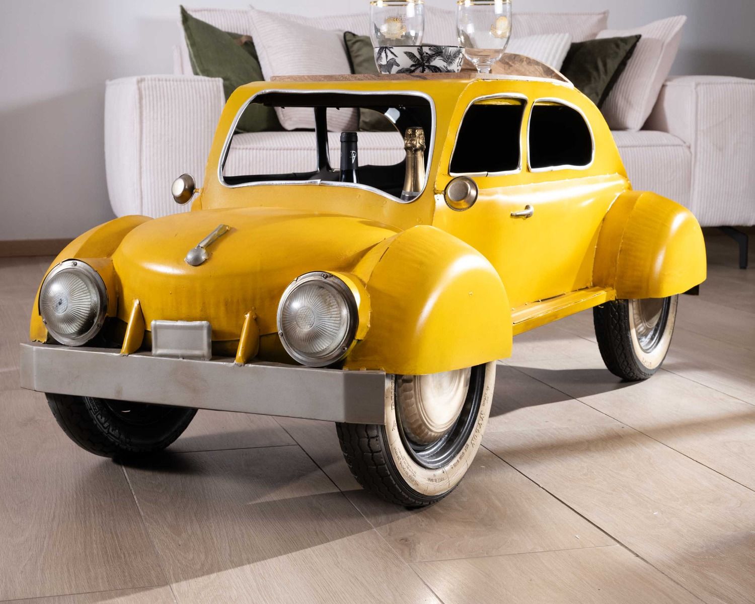 Insólita mesa de salón con forma de coche vintage amarillo «Crazy»