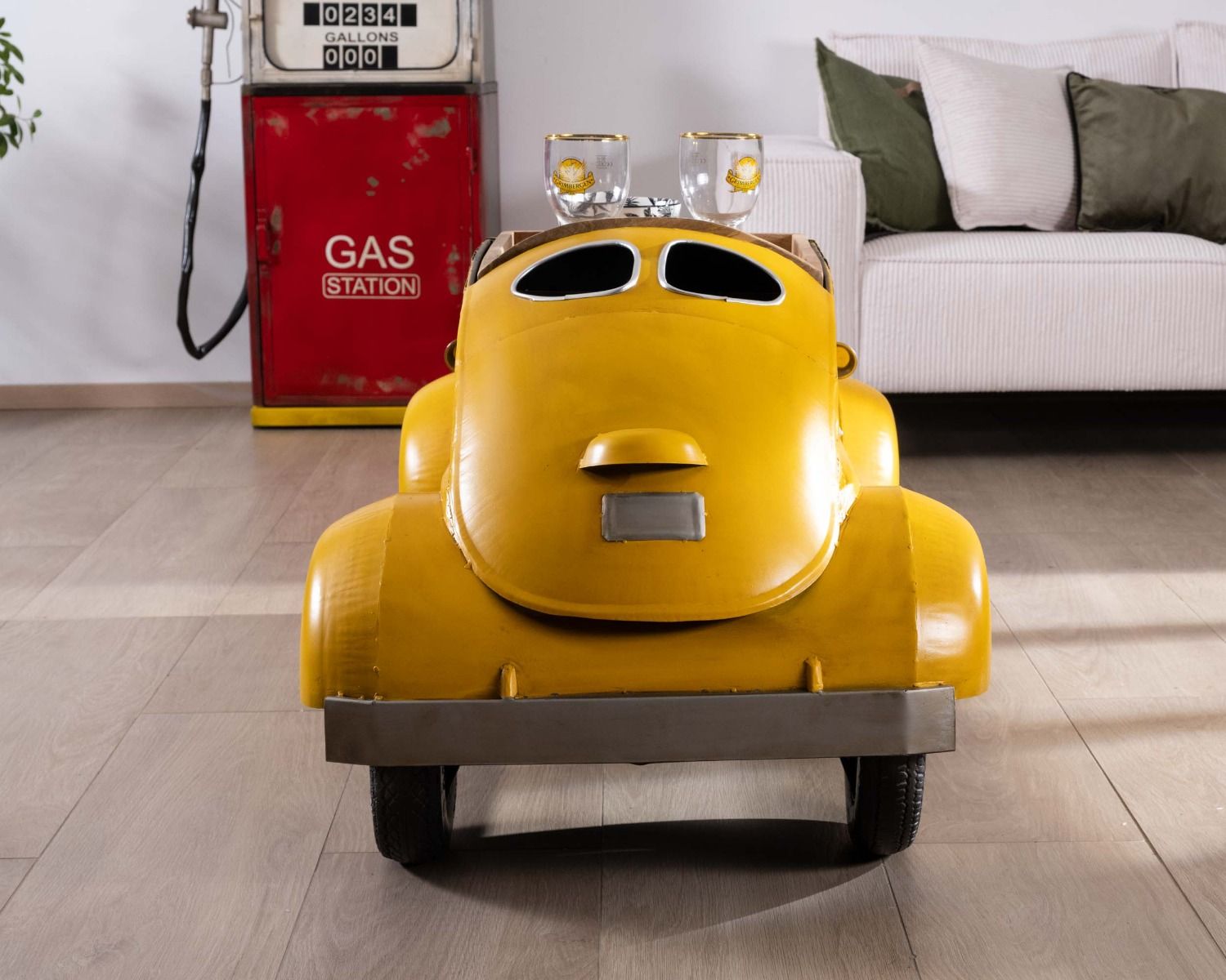 Insólita mesa de salón con forma de coche vintage amarillo «Crazy»