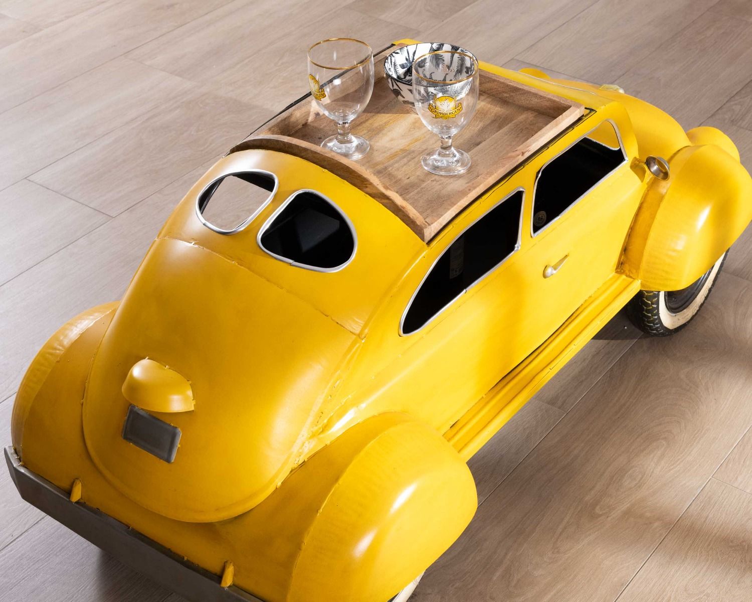 Insólita mesa de salón con forma de coche vintage amarillo «Crazy»