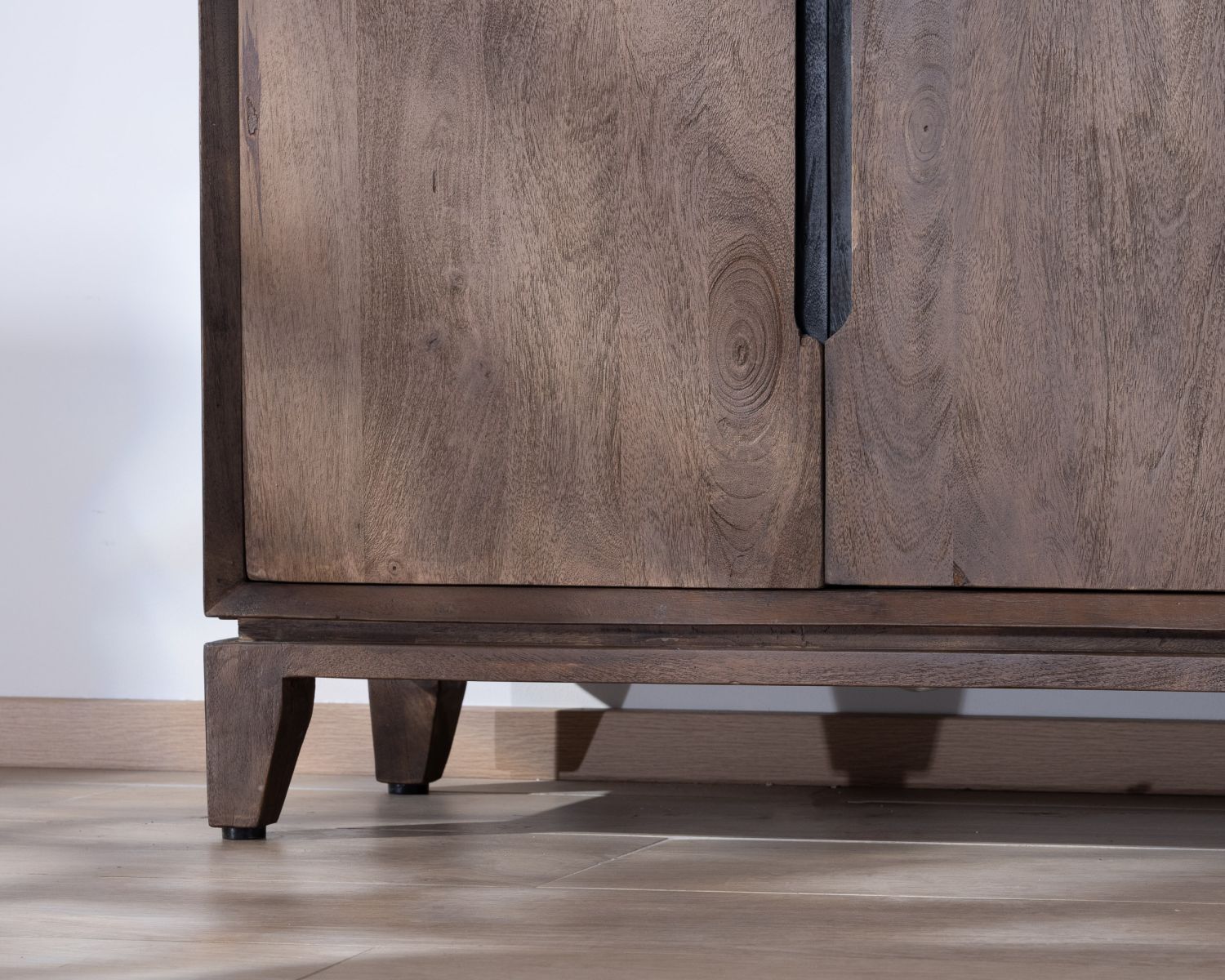 Aparador de 4 puertas de estilo retro en madera maciza de mango «Slody»