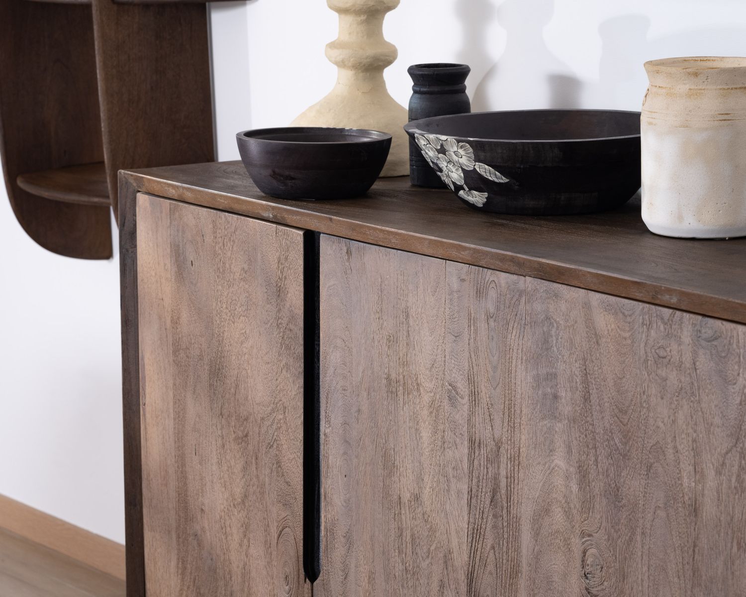 Aparador de 4 puertas de estilo retro en madera maciza de mango «Slody»
