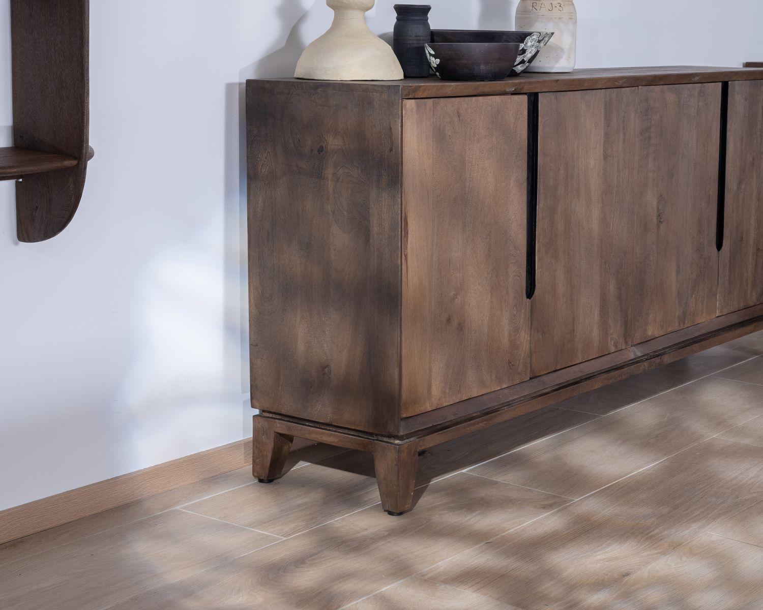 Aparador de 4 puertas de estilo retro en madera maciza de mango «Slody»