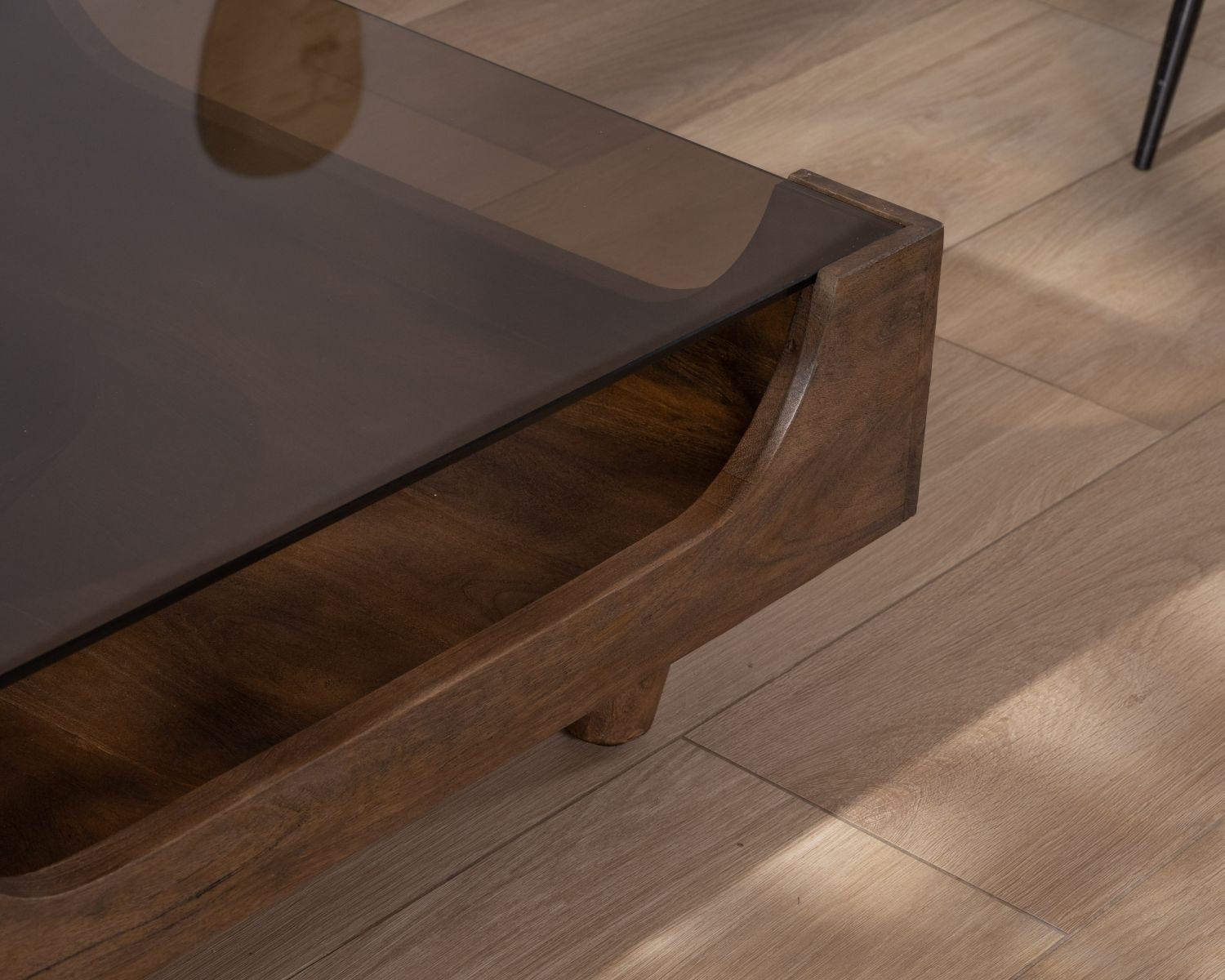 Mesa de centro cuadrada de diseño vintage en madera de mango con tablero de cristal «Slody»