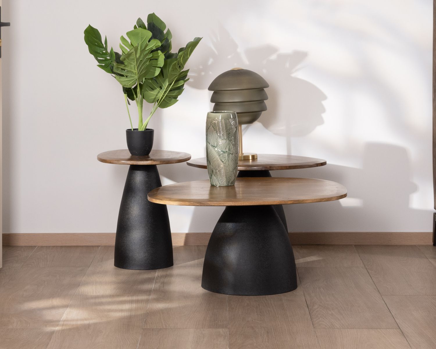Juego de 3 mesitas bajas de madera y metal con forma de guijarros naturales «Daun»