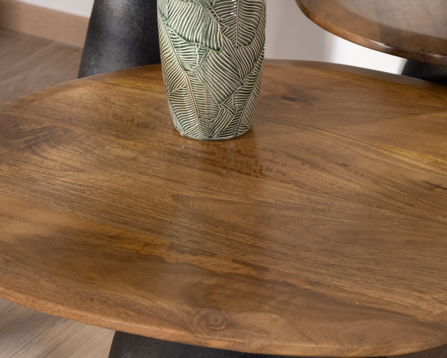 Juego de 3 mesitas bajas de madera y metal con forma de guijarros naturales «Daun»