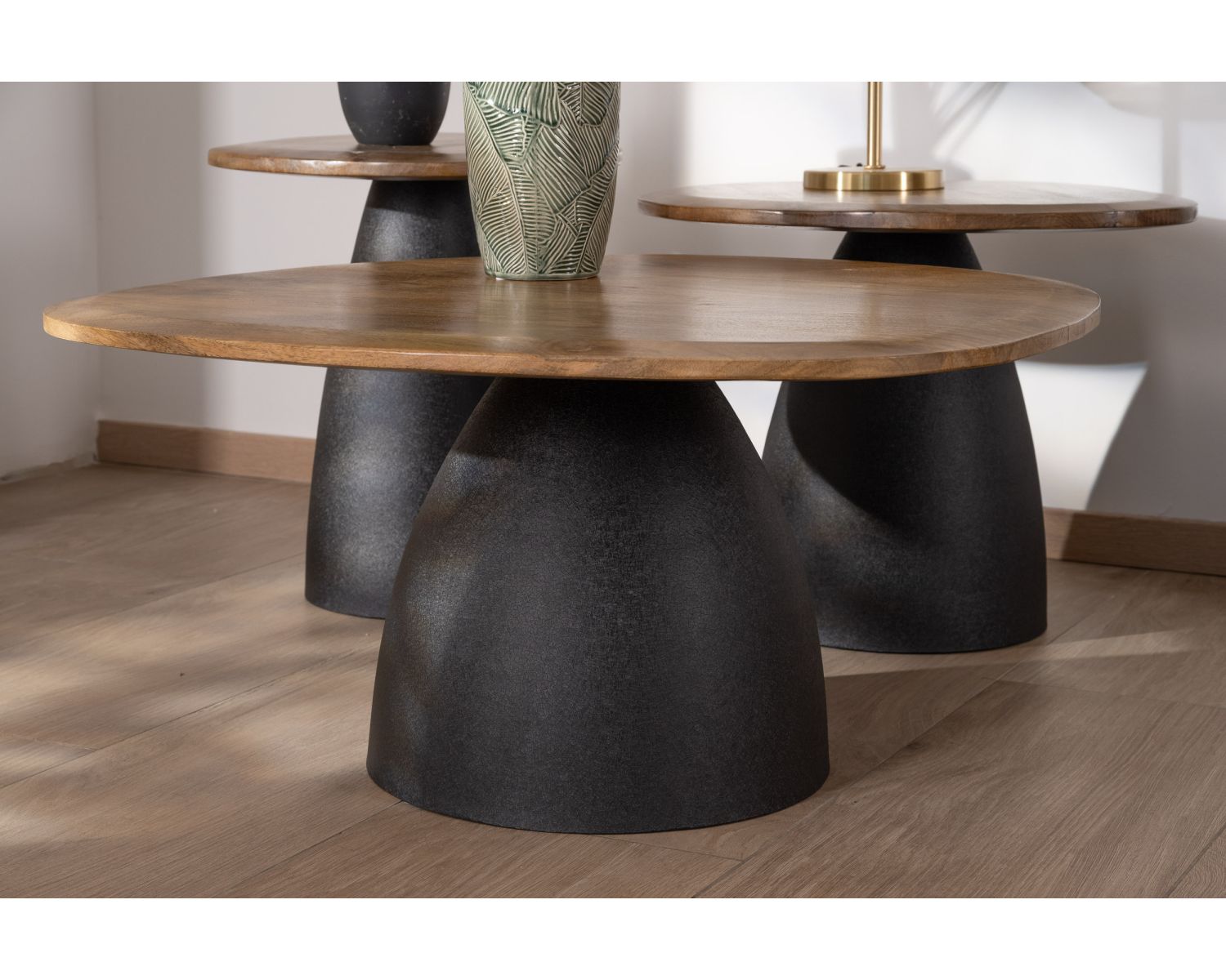 Juego de 3 mesitas bajas de madera y metal con forma de guijarros naturales «Daun»