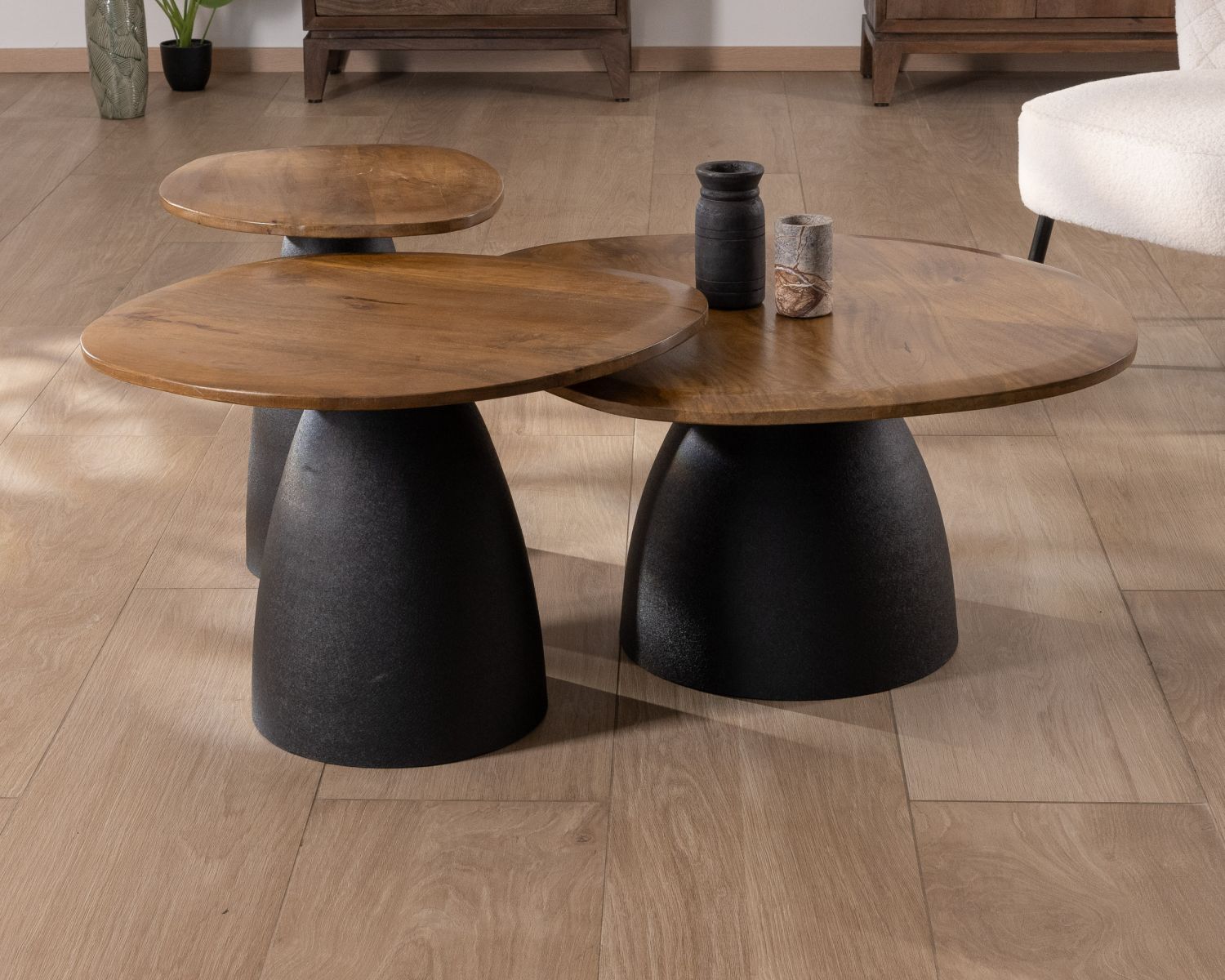 Juego de 3 mesitas bajas de madera y metal con forma de guijarros naturales «Daun»