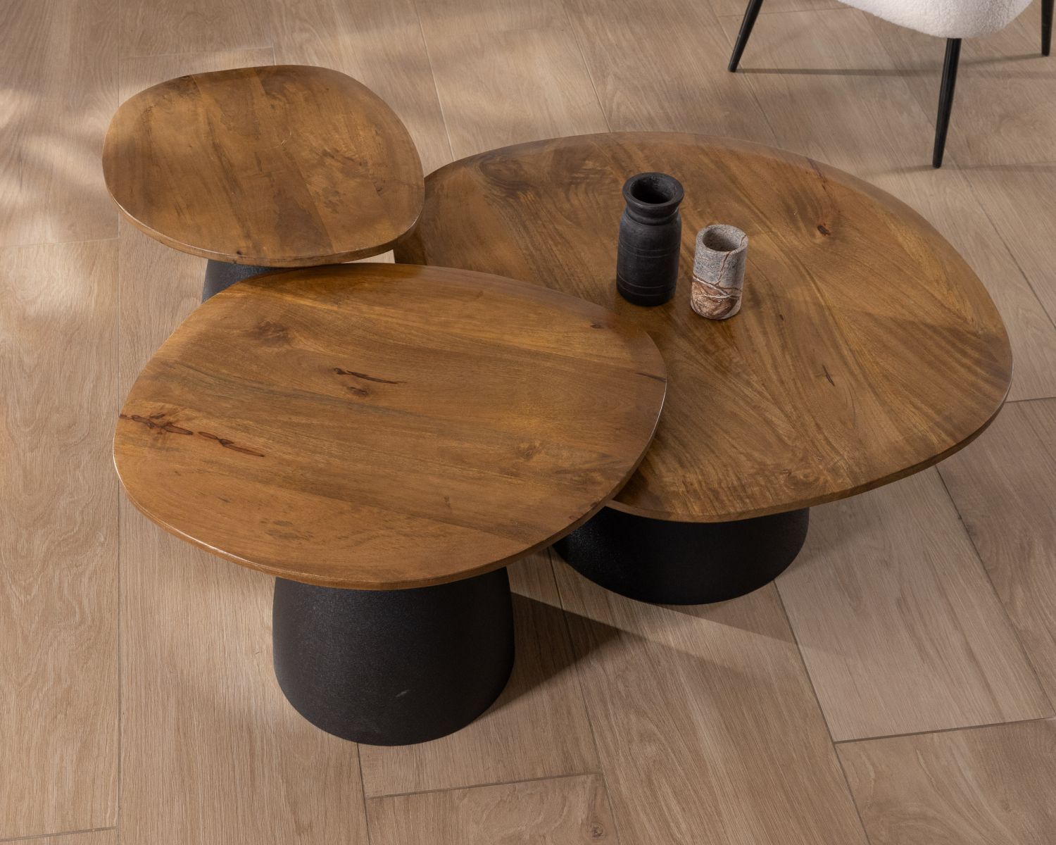 Juego de 3 mesitas bajas de madera y metal con forma de guijarros naturales «Daun»