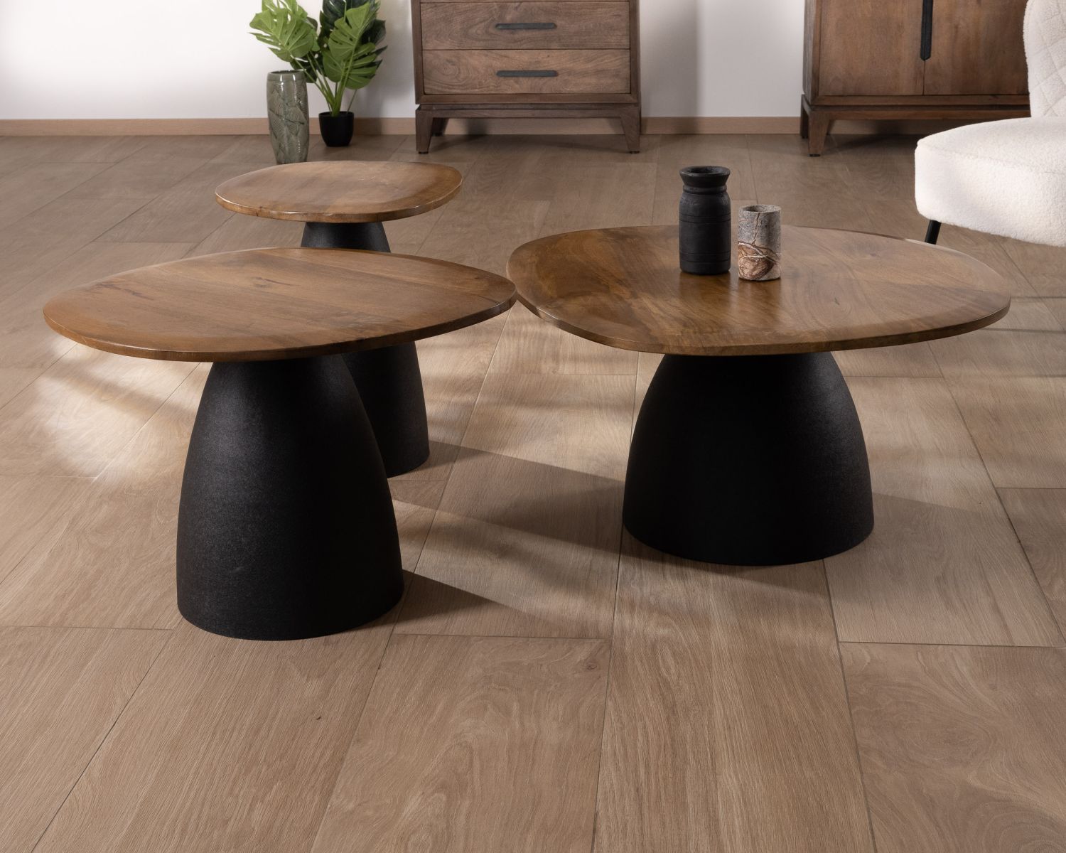 Juego de 3 mesitas bajas de madera y metal con forma de guijarros naturales «Daun»