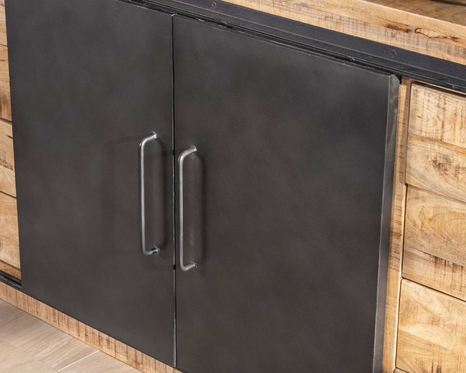 Aparador de metal y madera de 200 cm con puertas correderas «Caractère»