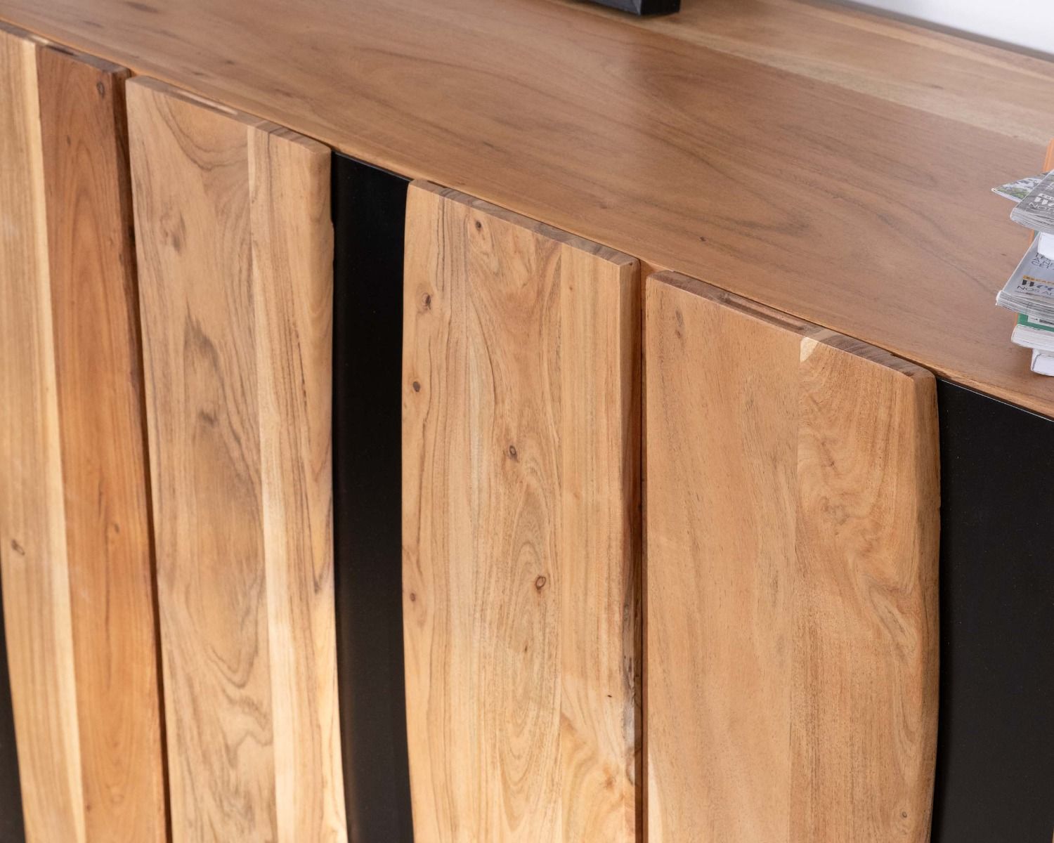 Gran aparador de diseño de 190 cm, de madera maciza de acacia y metal negro «Zen Black»