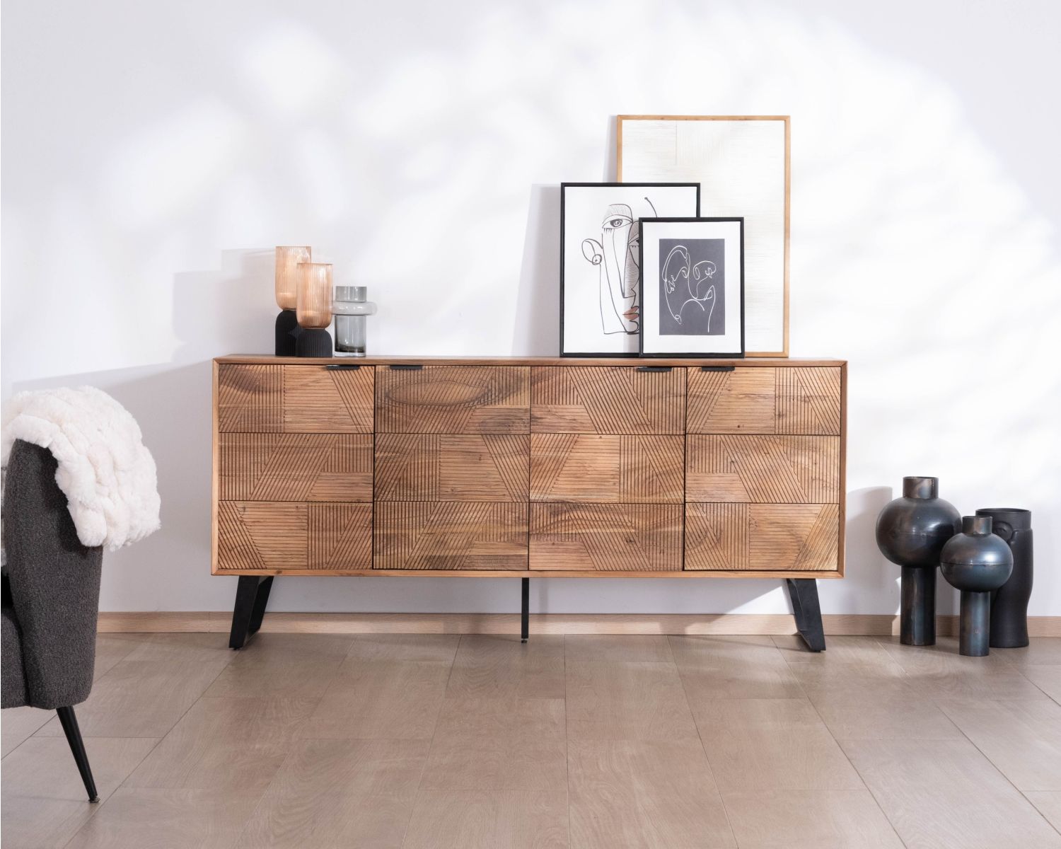 Aparador de 4 puertas de acacia «Uky», diseño contemporáneo con un toque retro