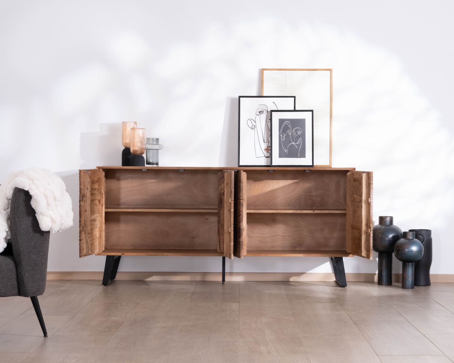 Aparador de 4 puertas de acacia «Uky», diseño contemporáneo con un toque retro