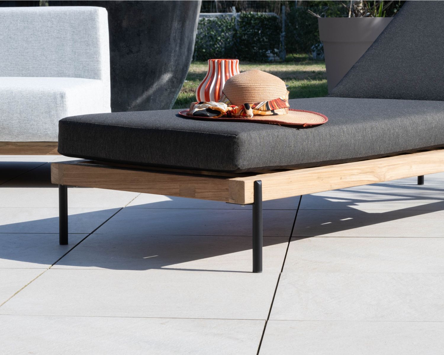 Tumbona acolchada, elegante y contemporánea, de teca, aluminio y tejido gris oscuro «Hélios»